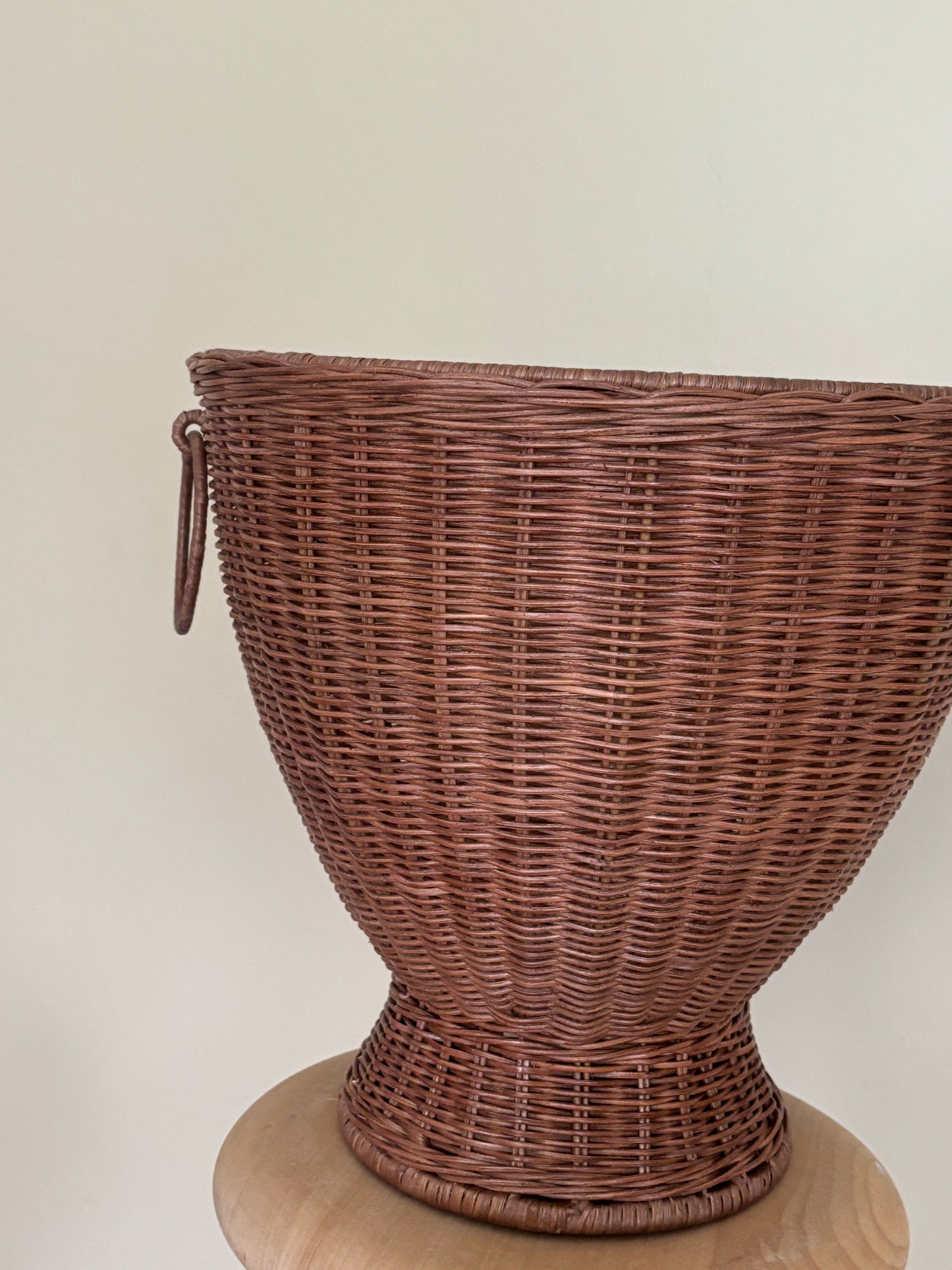 Stort brun rattan vase