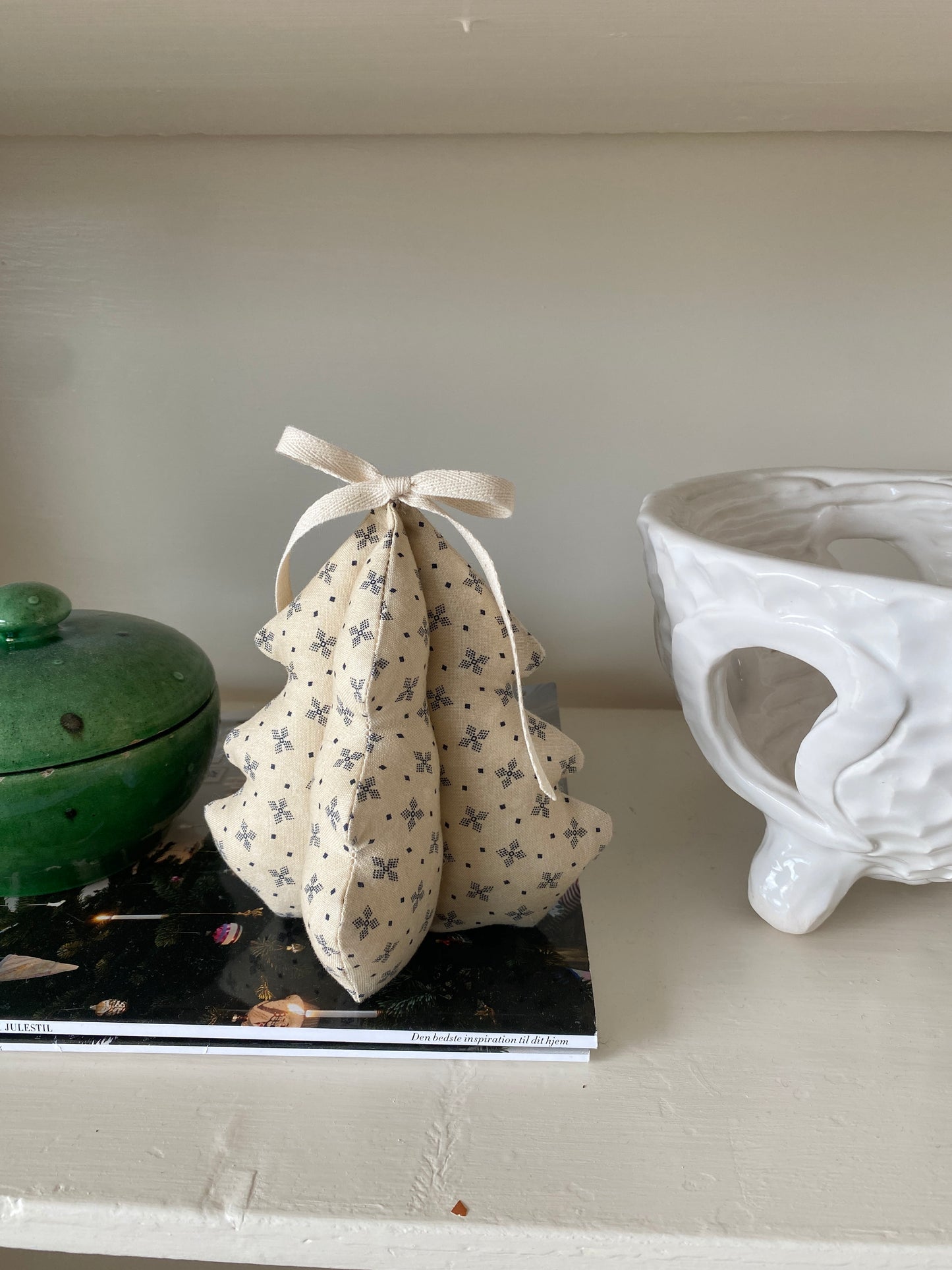 Håndlavet juletræ i bomuldsstof med sløjfe - creme/sort