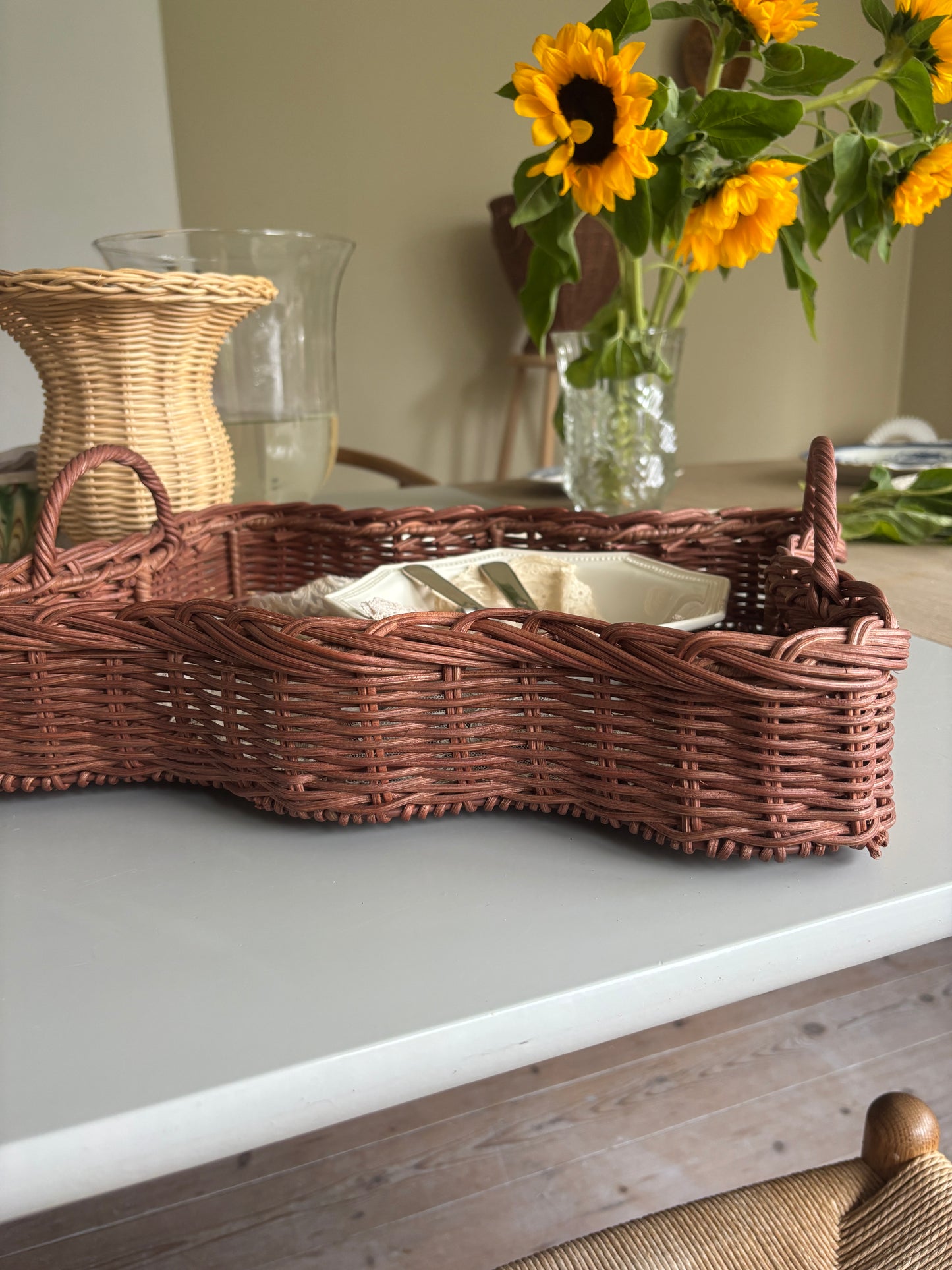 Brun rattan bakke med håndtag