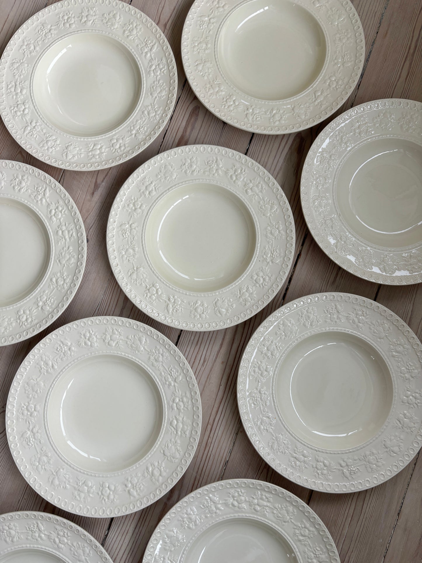 Cremefarvet engelske tallerkner