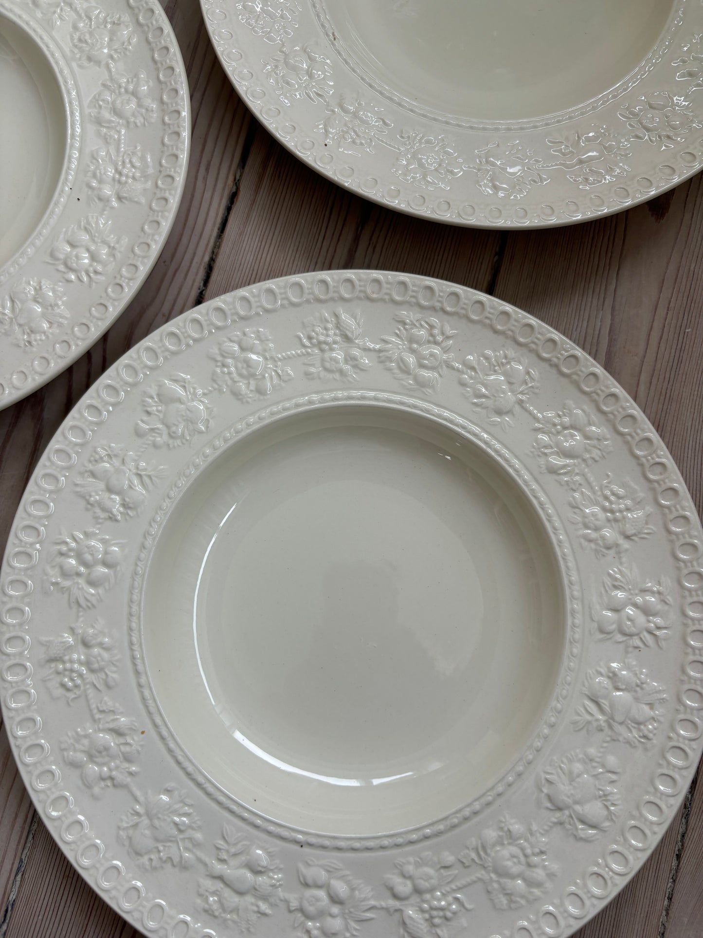 Cremefarvet engelske tallerkner