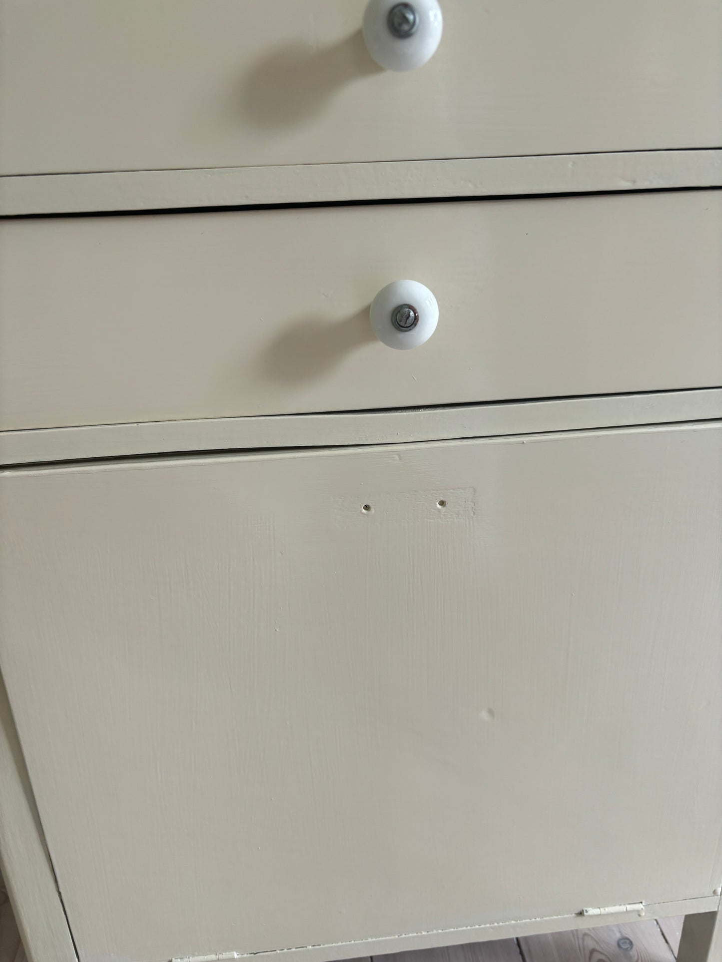 Cremefarvet møbel med to skuffer