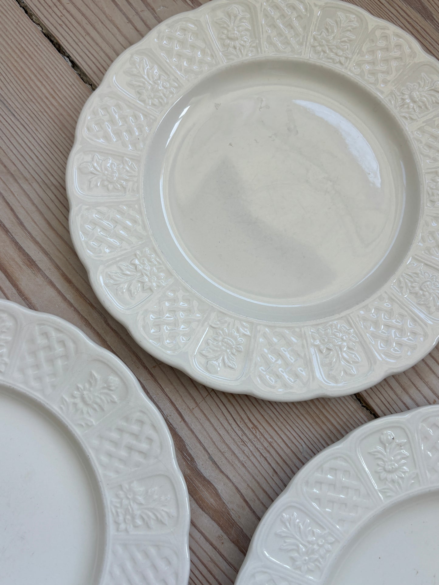 Cremefarvet frokost tallerkner