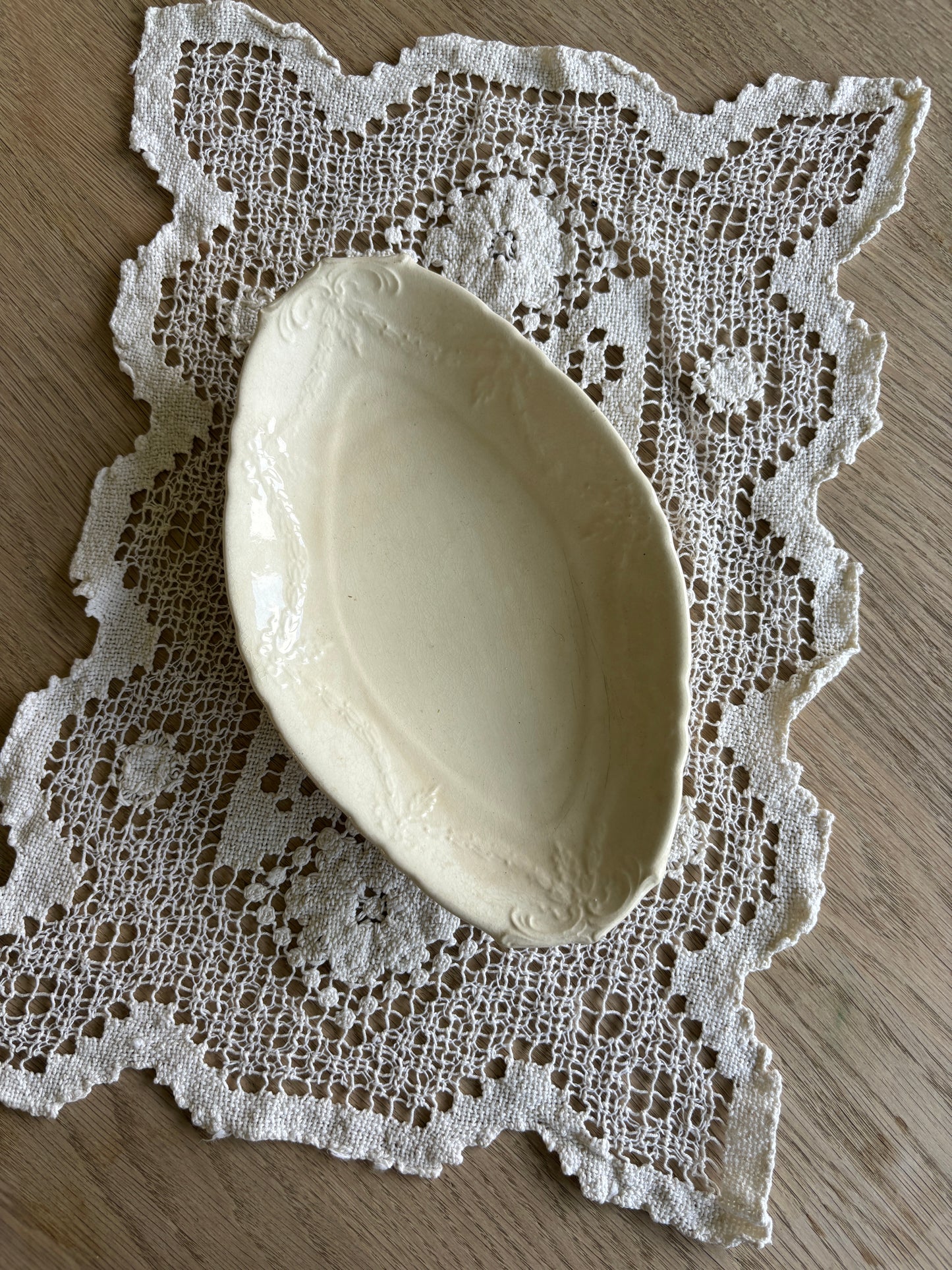 Cremefarvet fransk skål