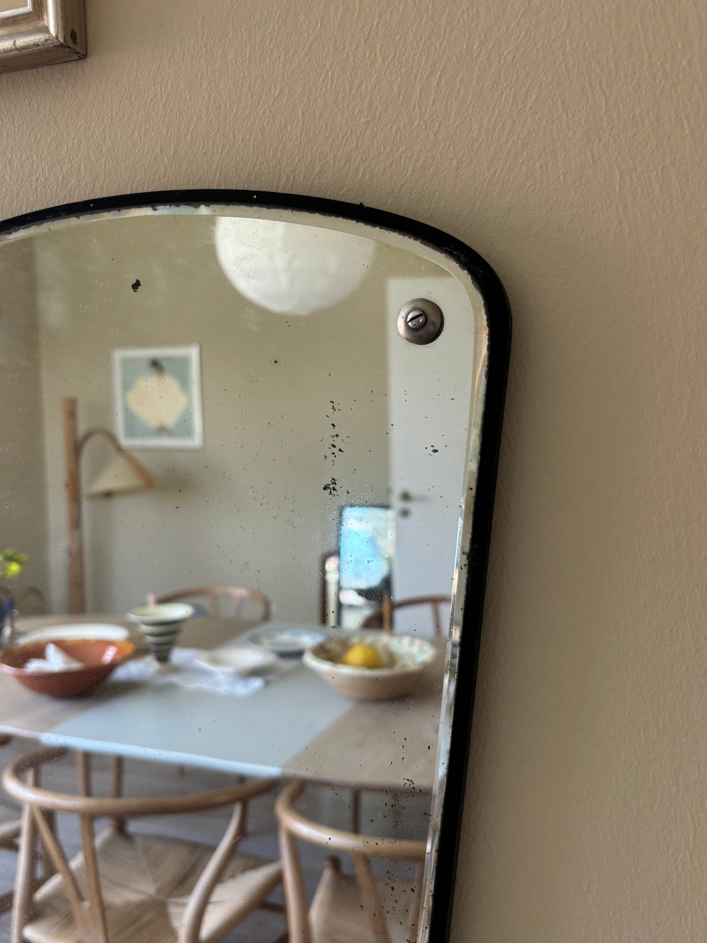 Gammelt spejl med sort kant