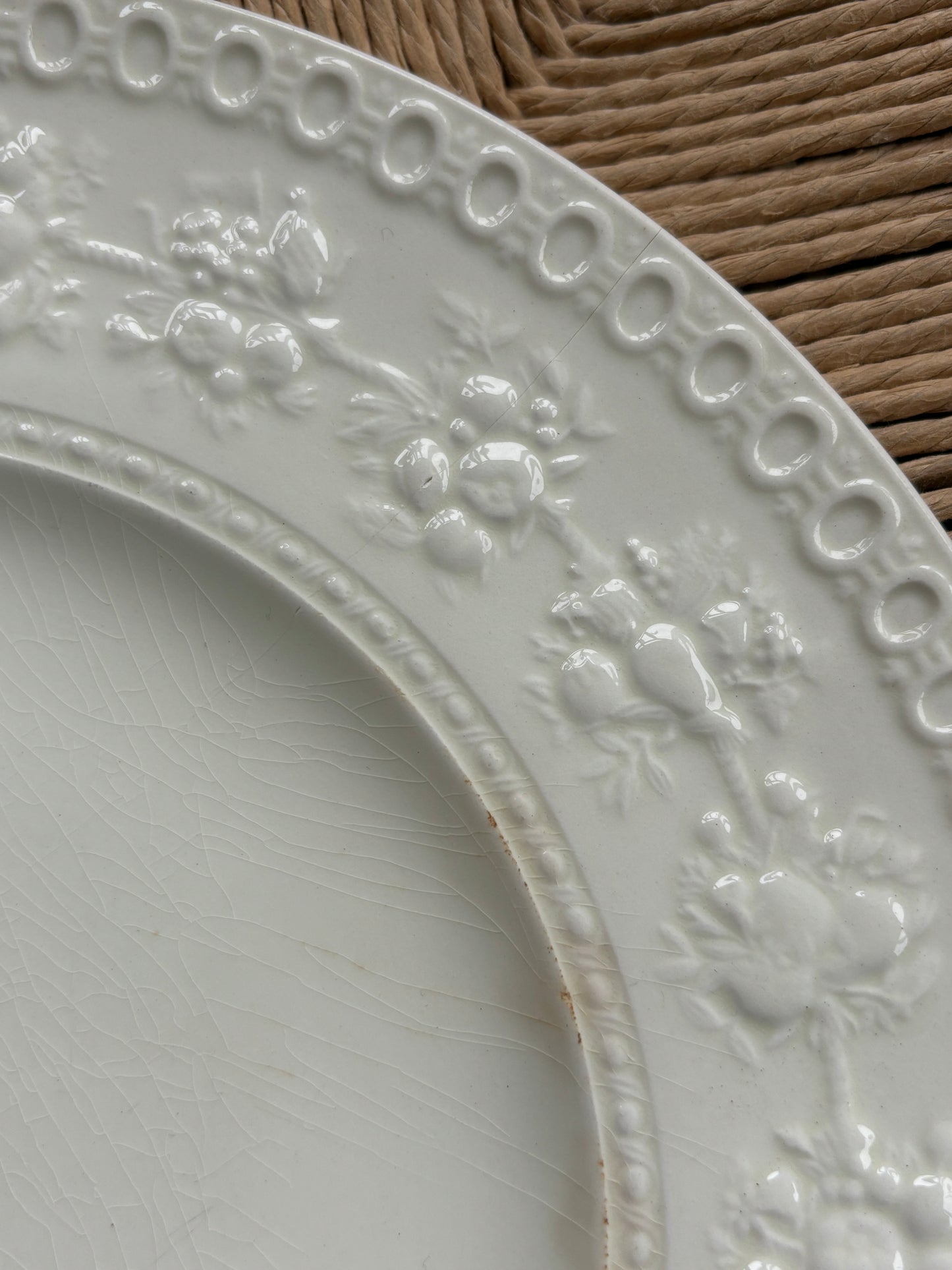 Engelsk platte med motiv i kanten