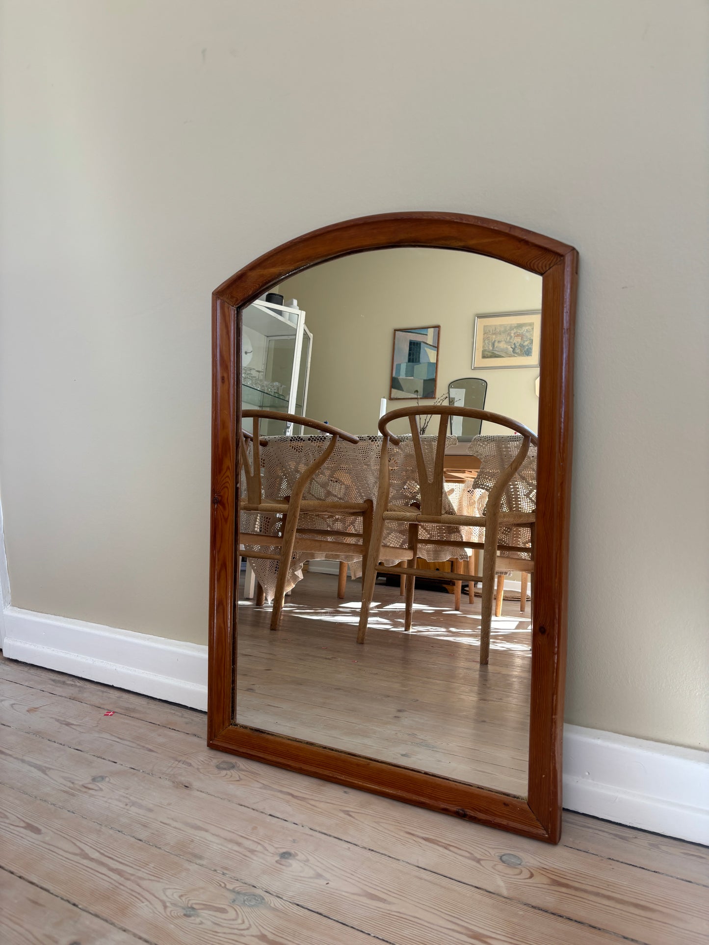 Smuk spejl med træ kant