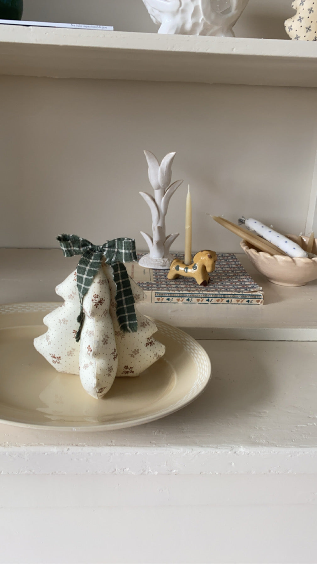 Håndlavet juletræ i bomuldsstof med sløjfe - creme/brun/grøn