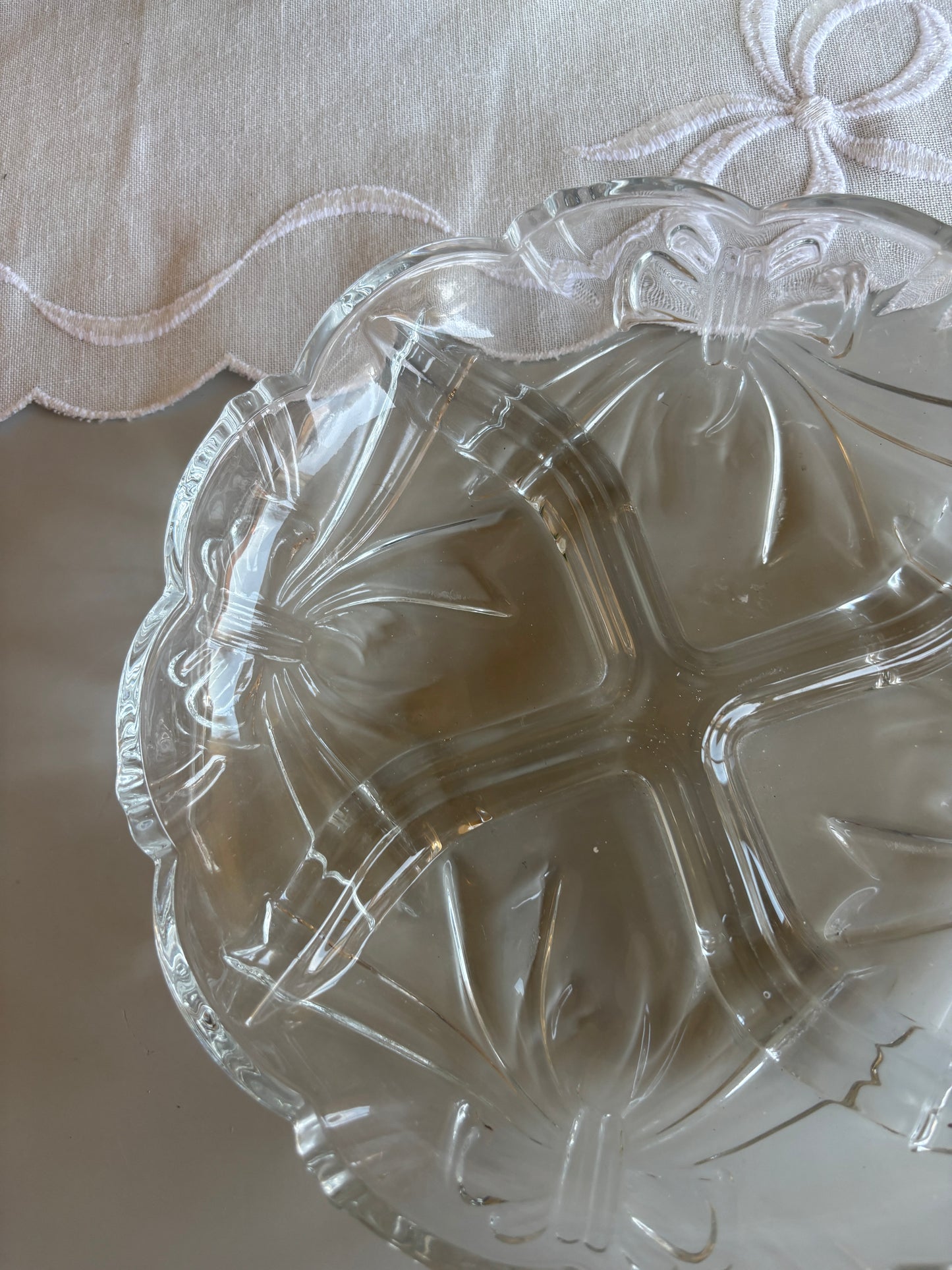 Glas skål med opdelte rum