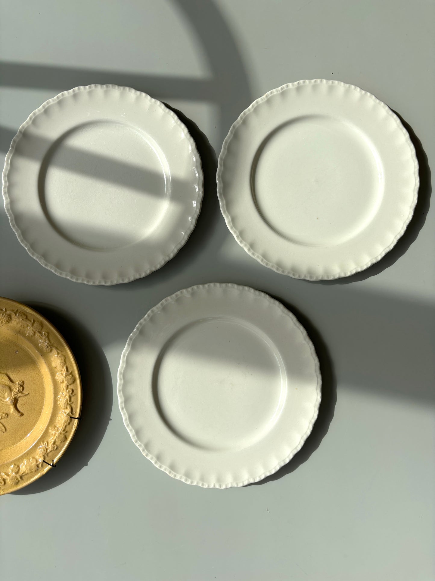 Cremefarvet frokosttallerkner