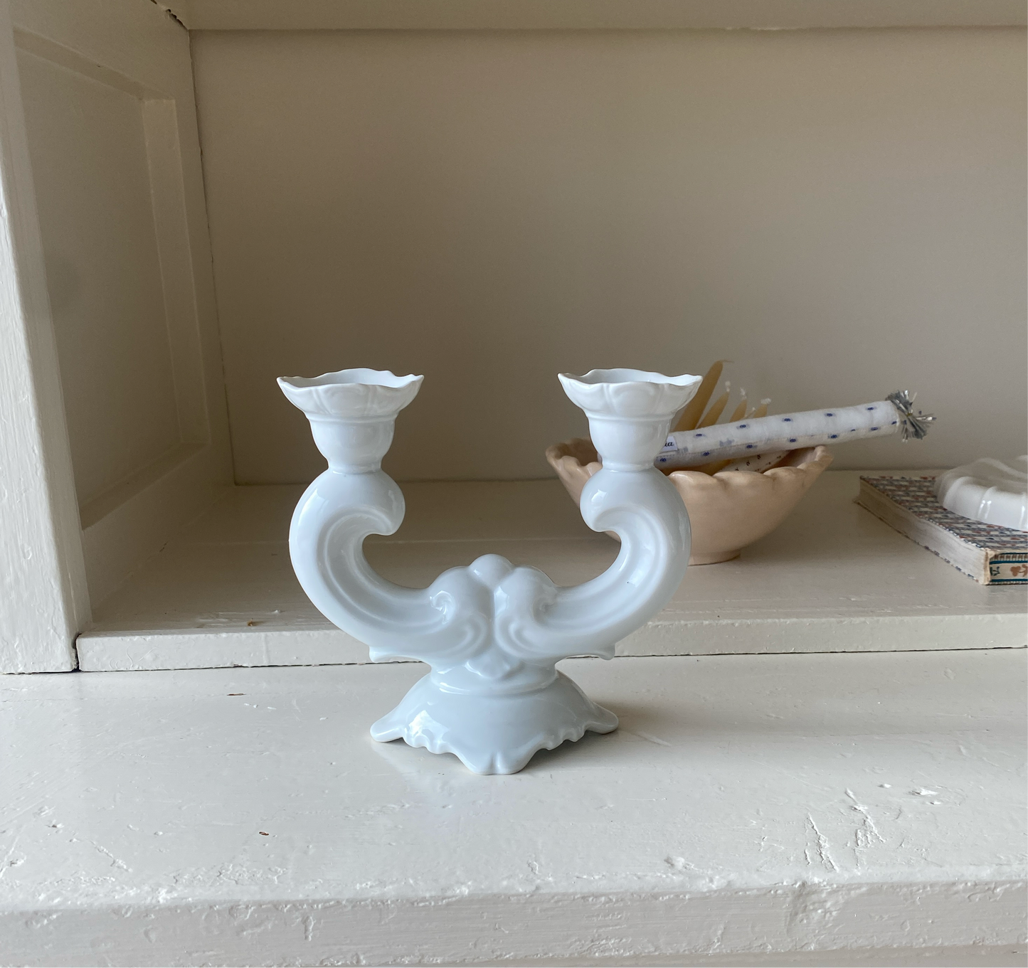 2 armet lysestage, porcelæn