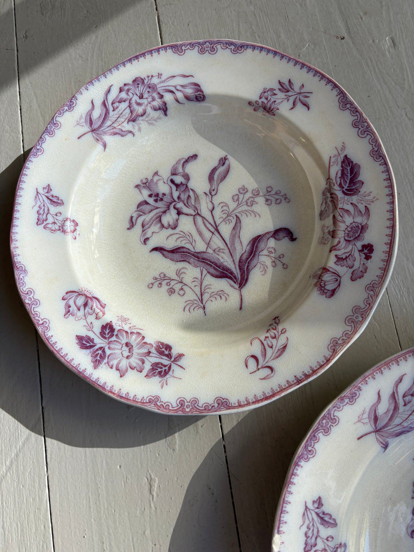 Dybe tallerkner med lilla motiv