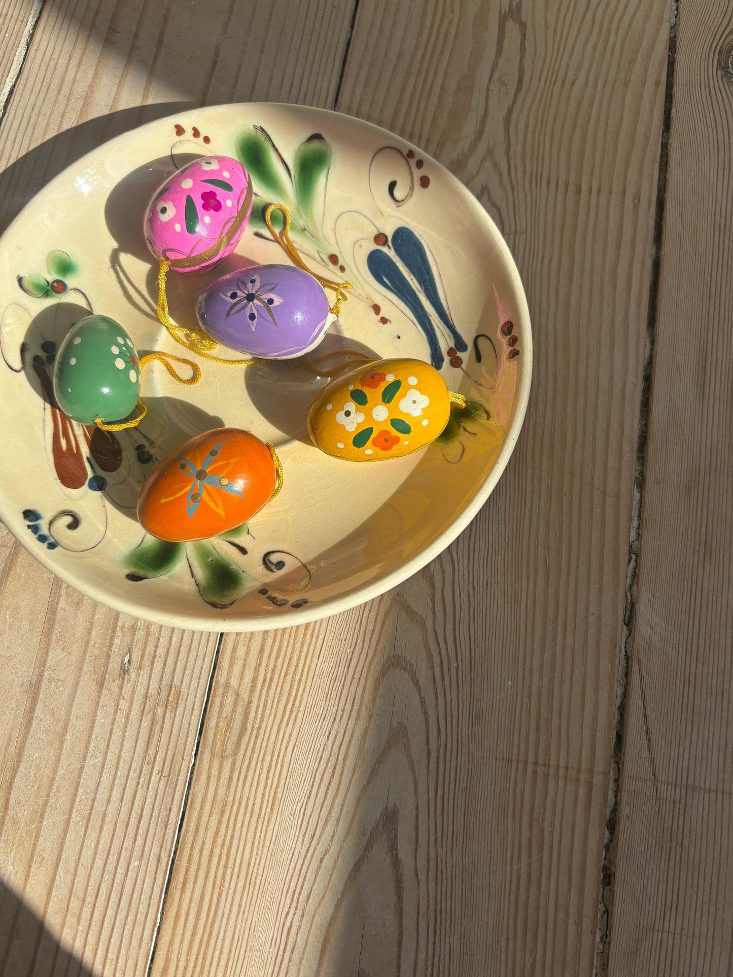 Store påskeæg i træ