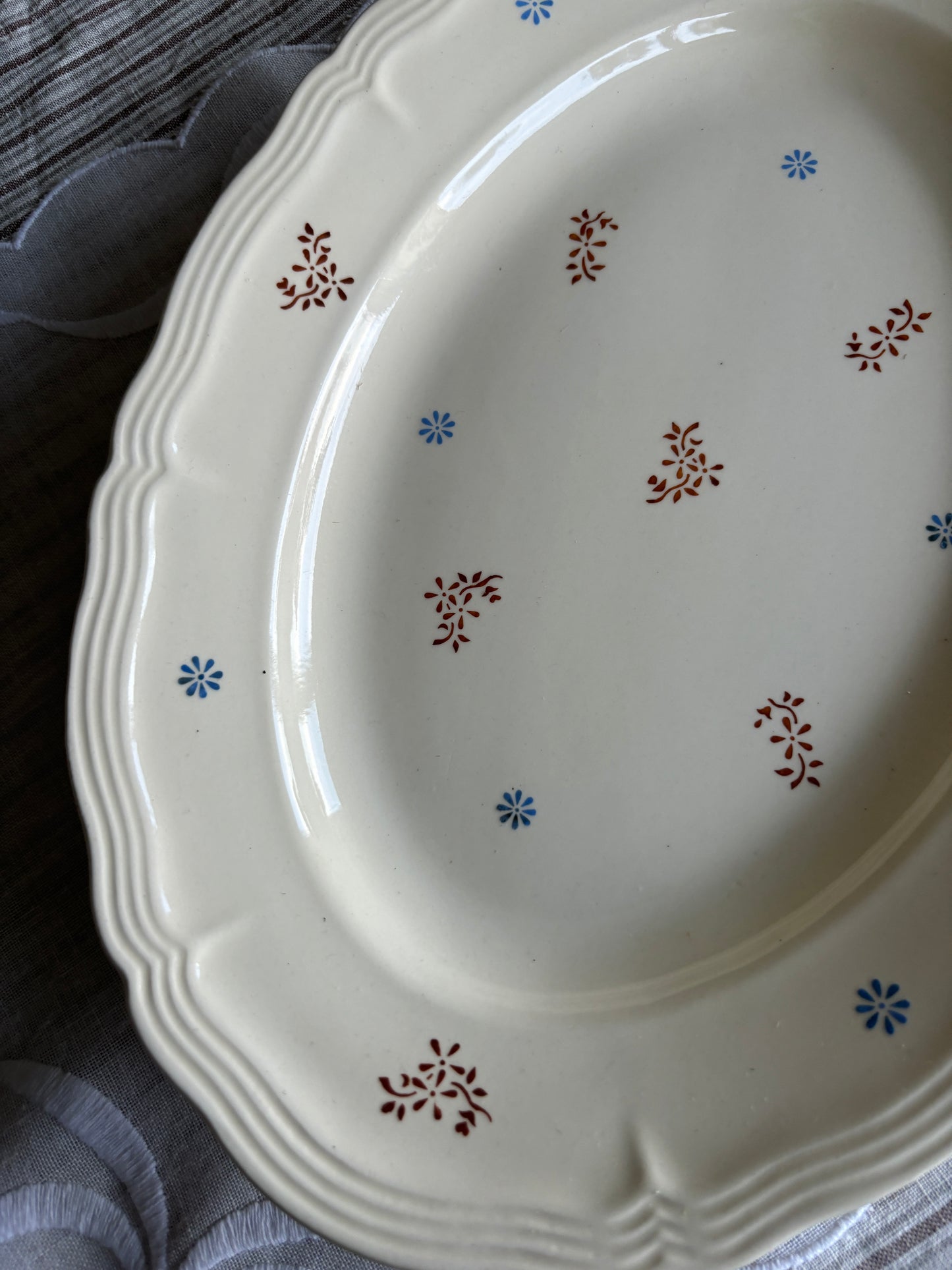 Fad med blå og brune blomster