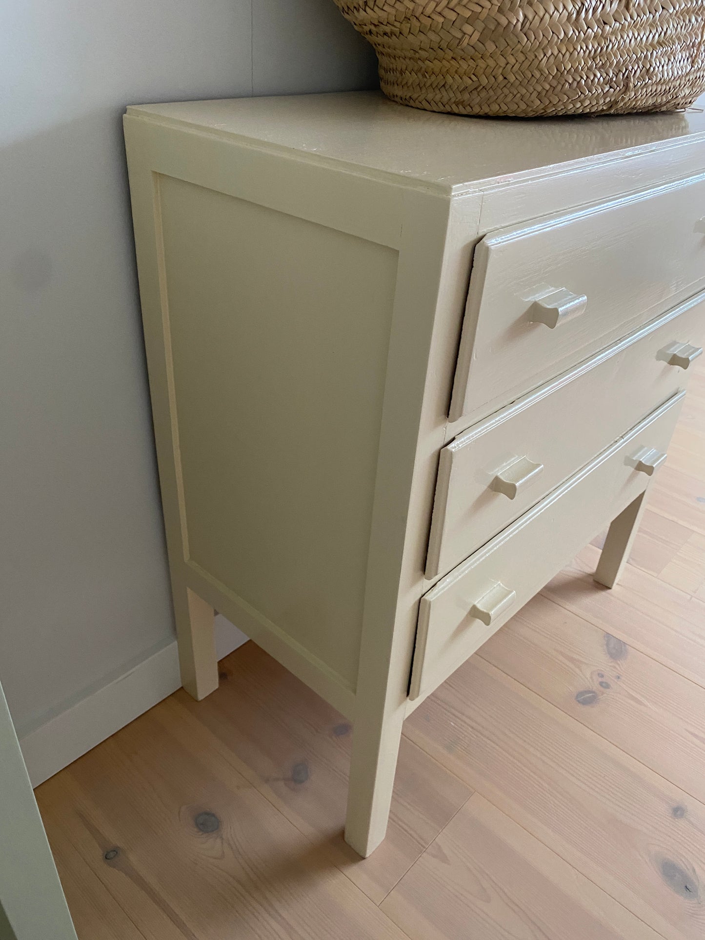 Gammel kommode, creme