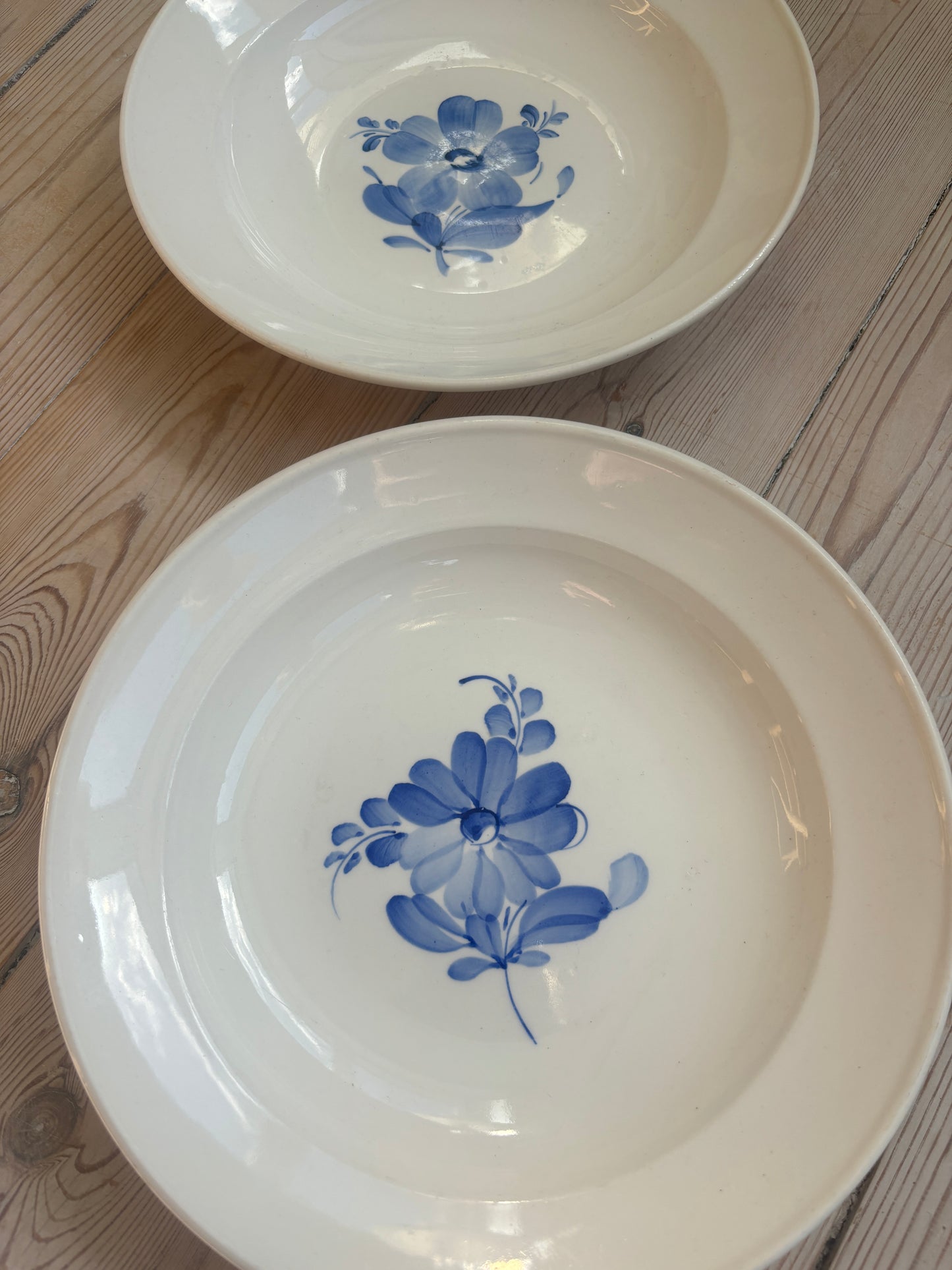 Dybe tallerkner mee blå blomst