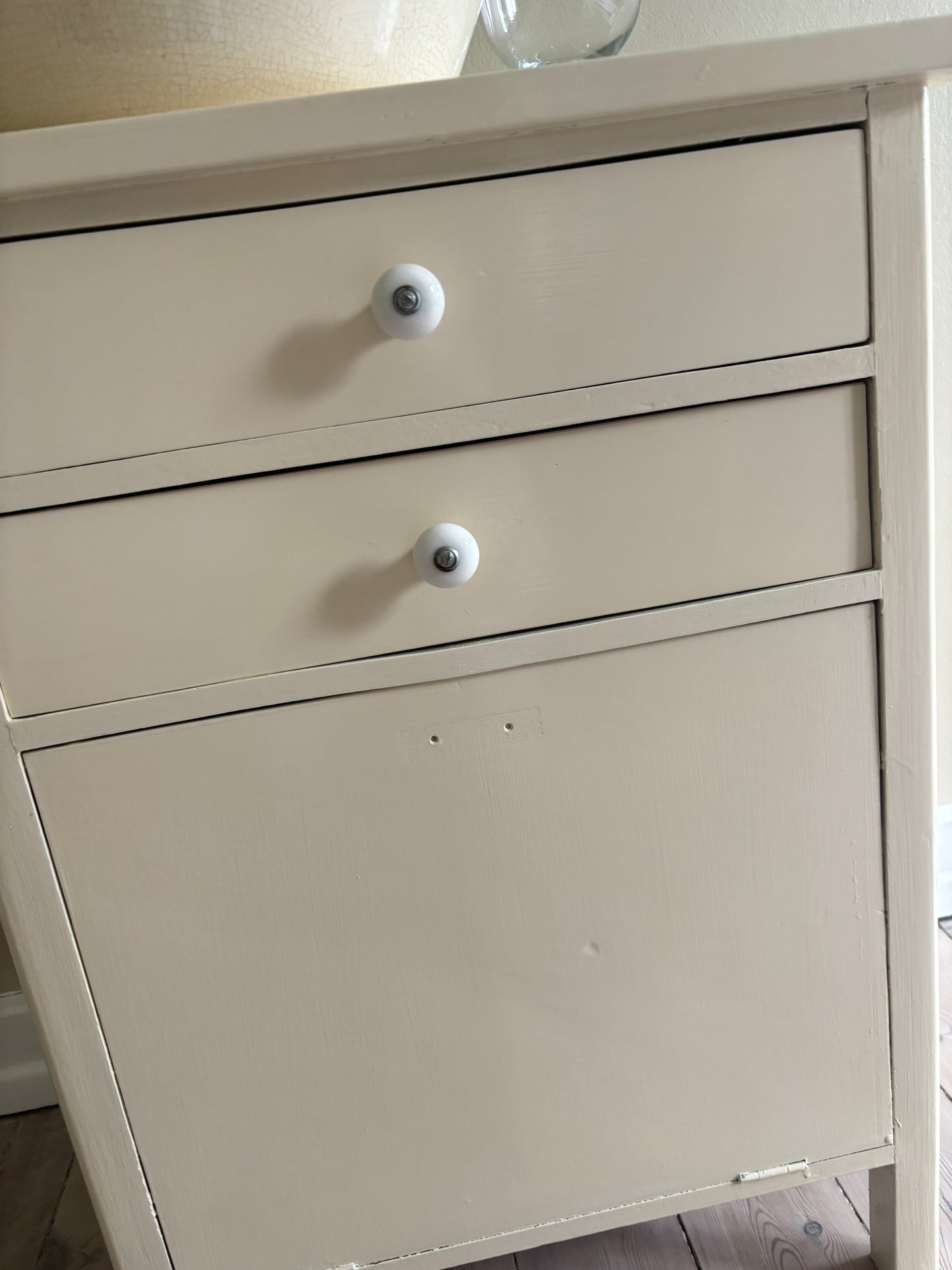 Cremefarvet møbel med to skuffer