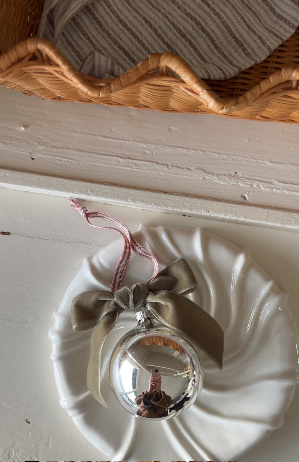 Julekugle med velourbånd, kaki