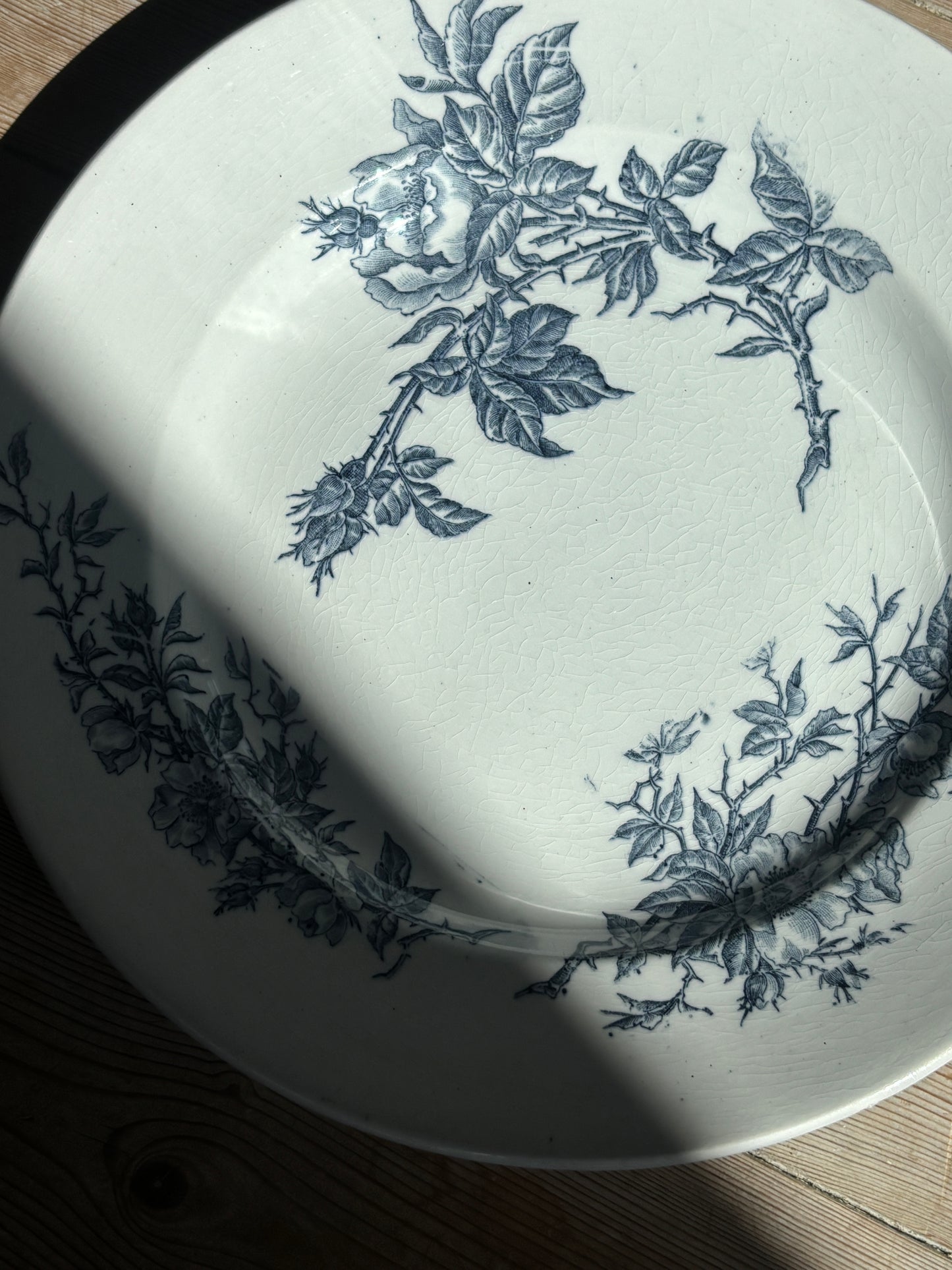 Platte med blå blomster