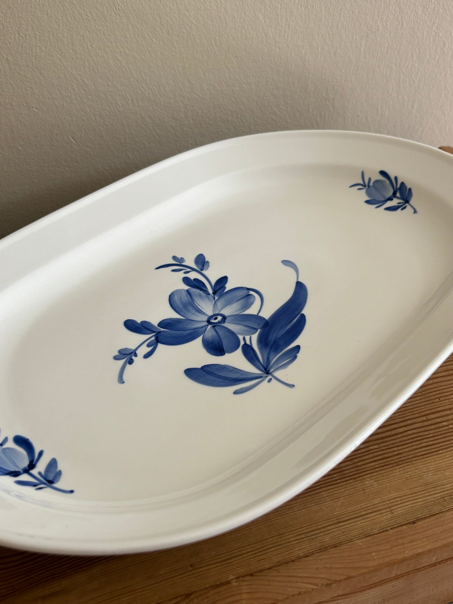 Stort fad med blå blomst