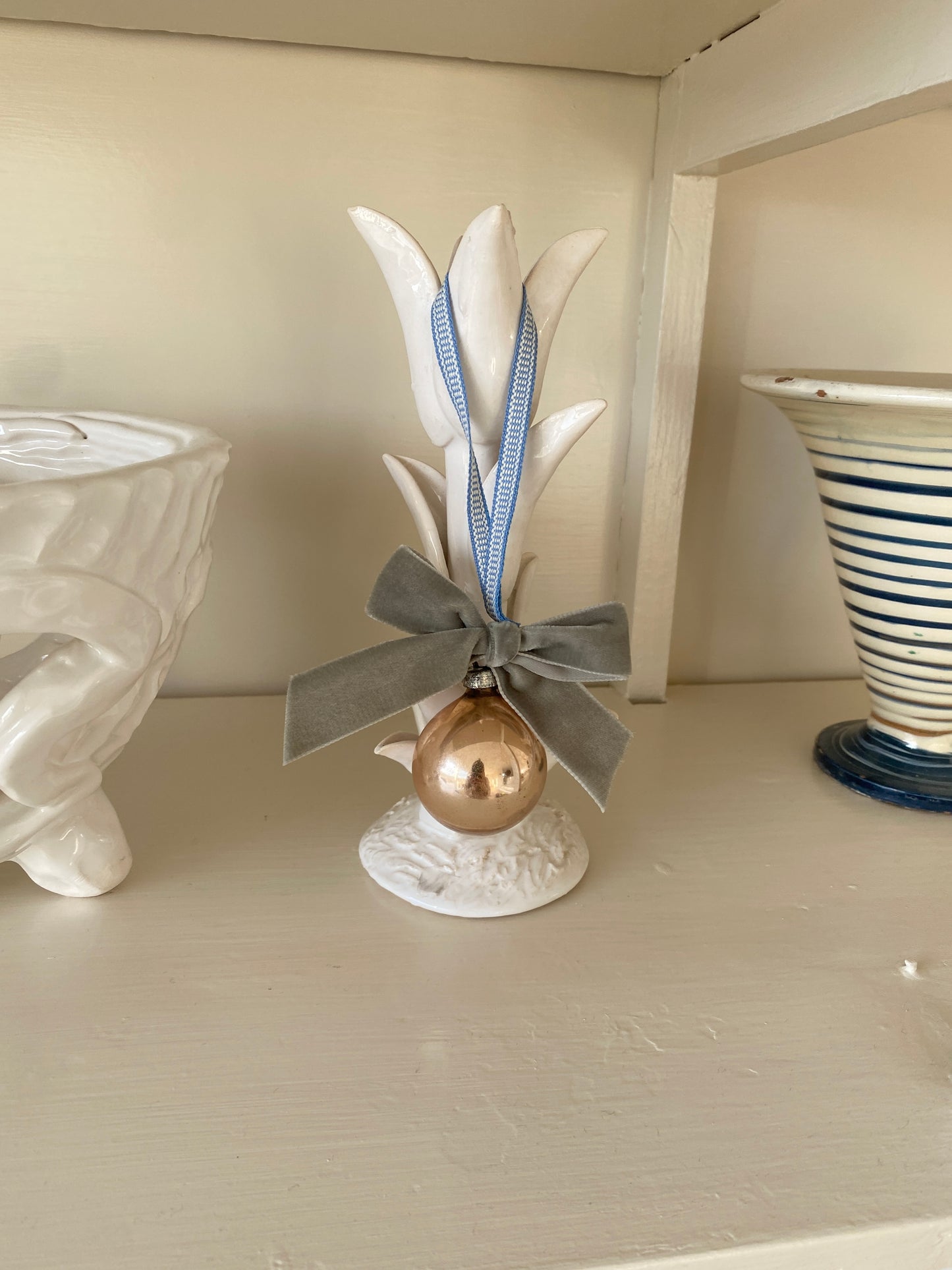 Vintage julekugle med sløjfe og bånd - grøn/blå