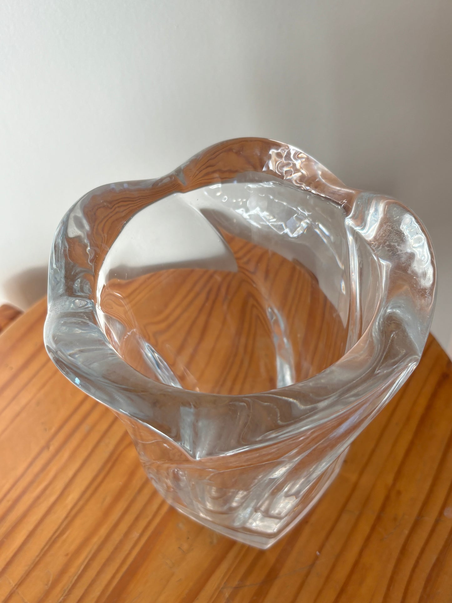 Smuk vase i tyk glas