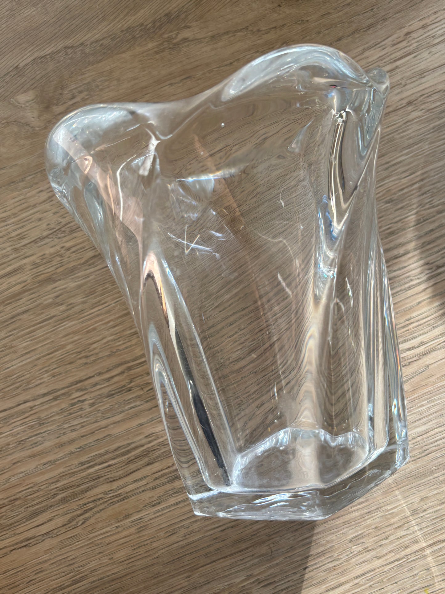 Smuk vase i tyk glas