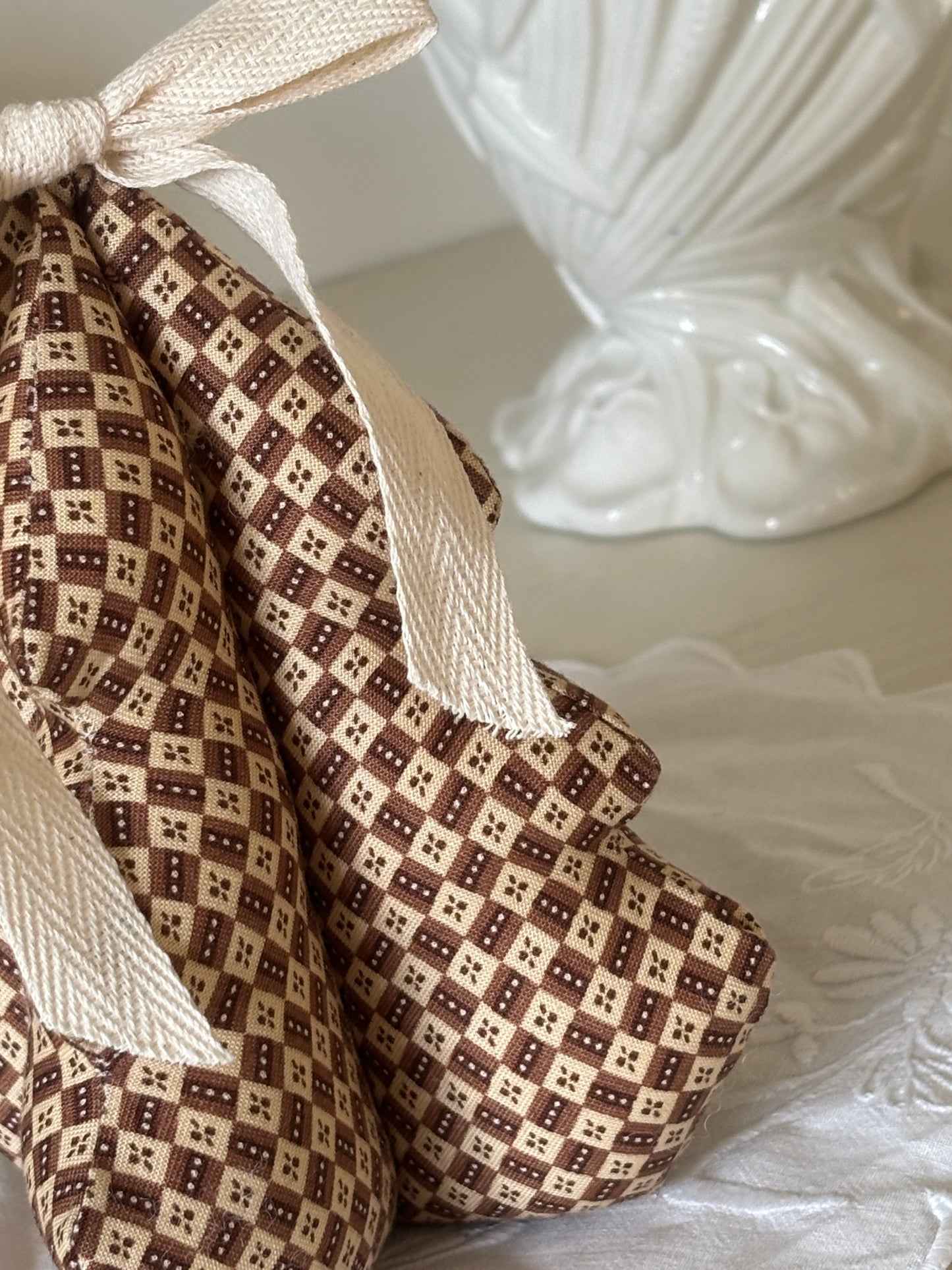 Håndlavet juletræ med sløjfe