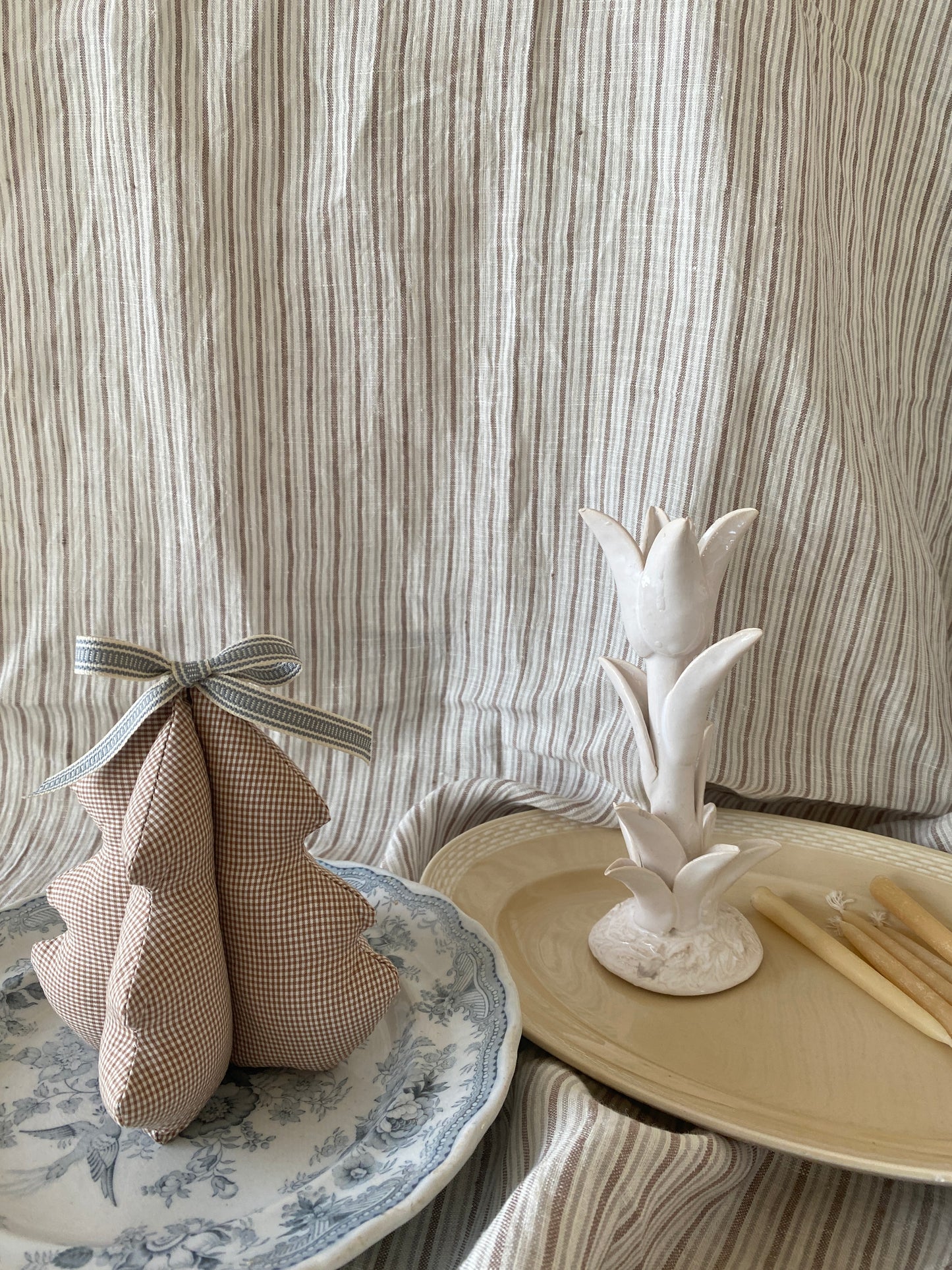 Håndlavet juletræ i bomuldsstof med sløjfe - brunternet