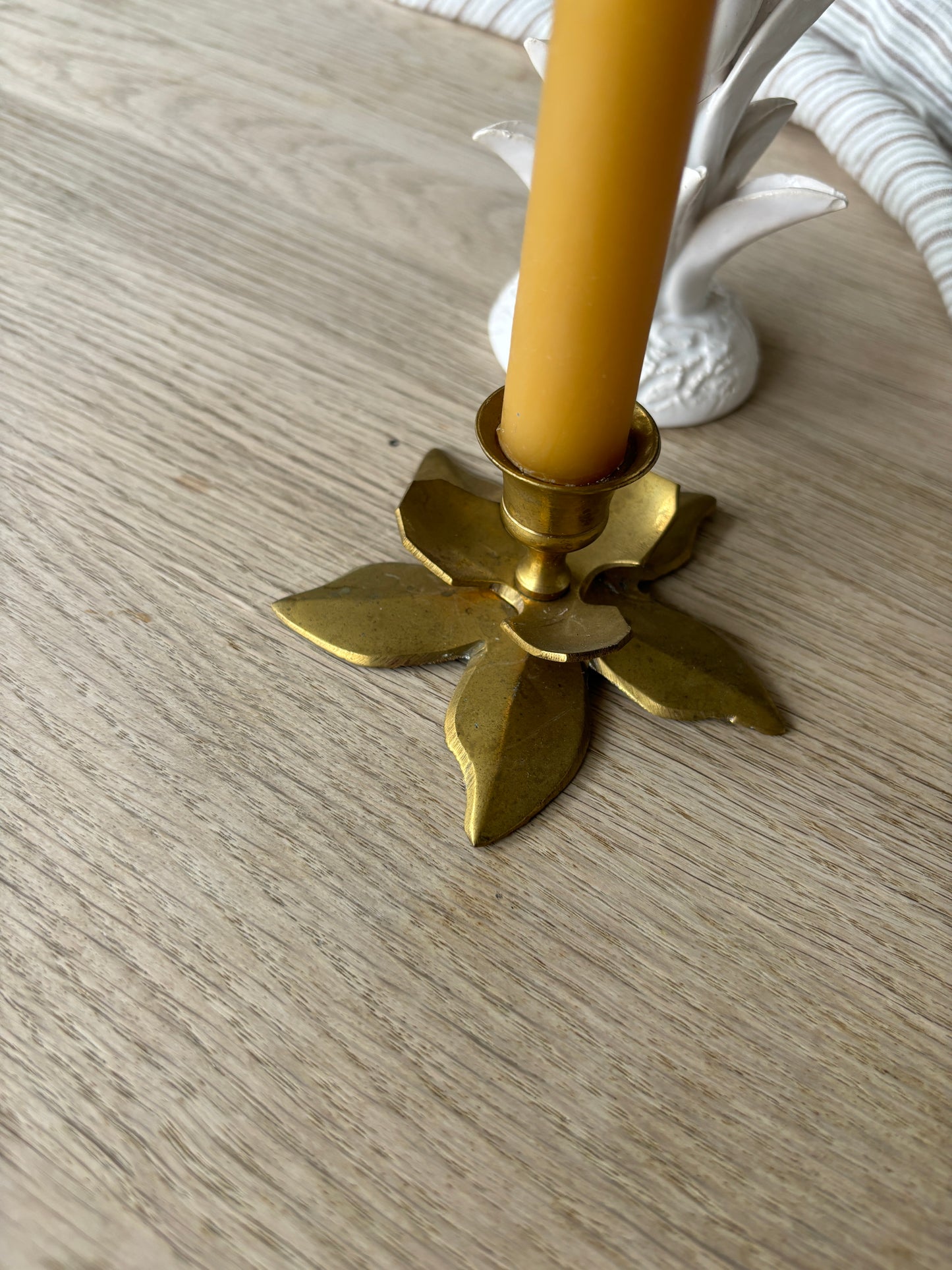 Lysestage formet som blomst