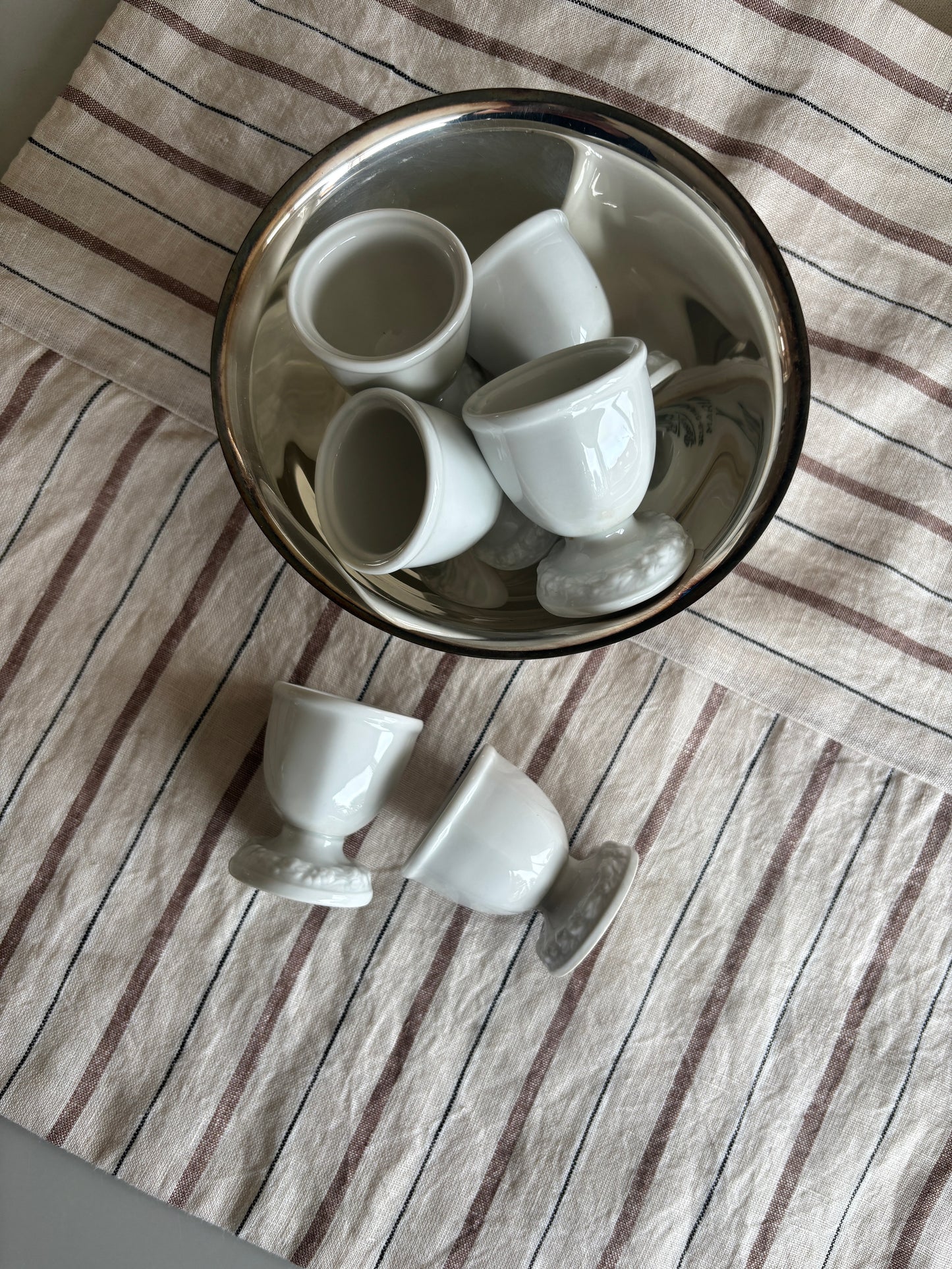 Fine æggebægre med mønstret bund