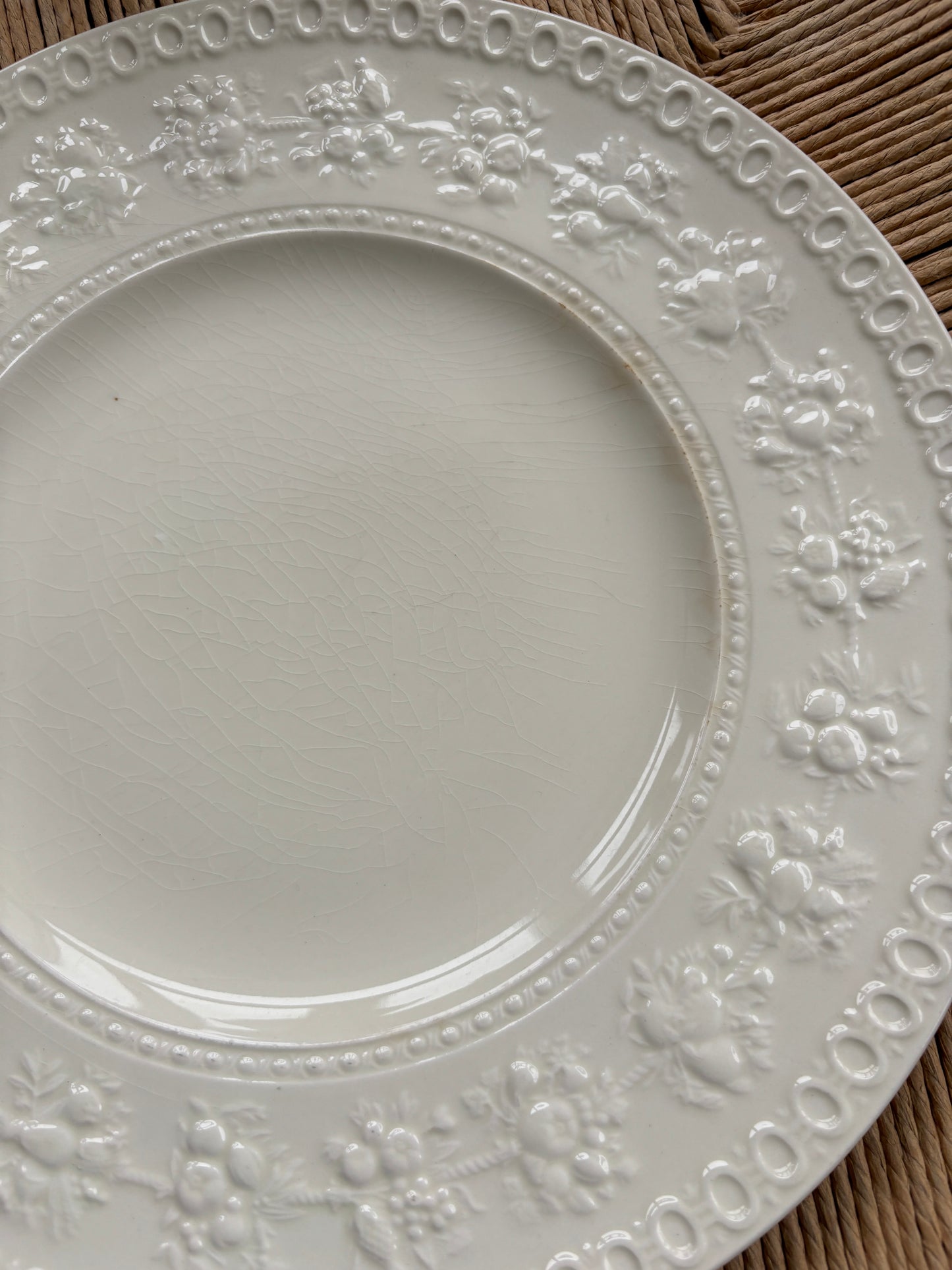 Engelsk platte med motiv i kanten