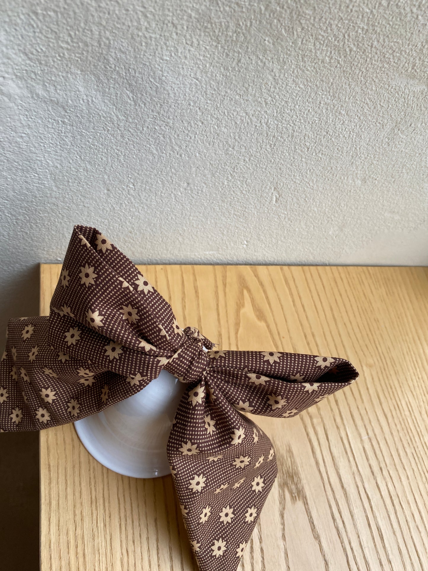 Jule porcelæns klokke med sløjfe, brun