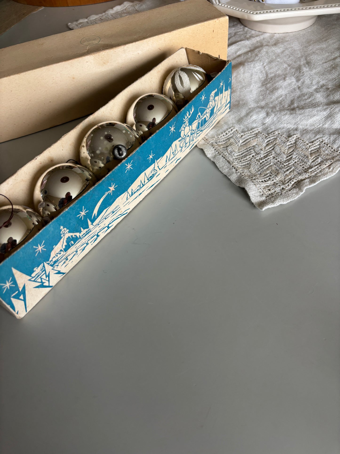 Æske med gamle julekugler