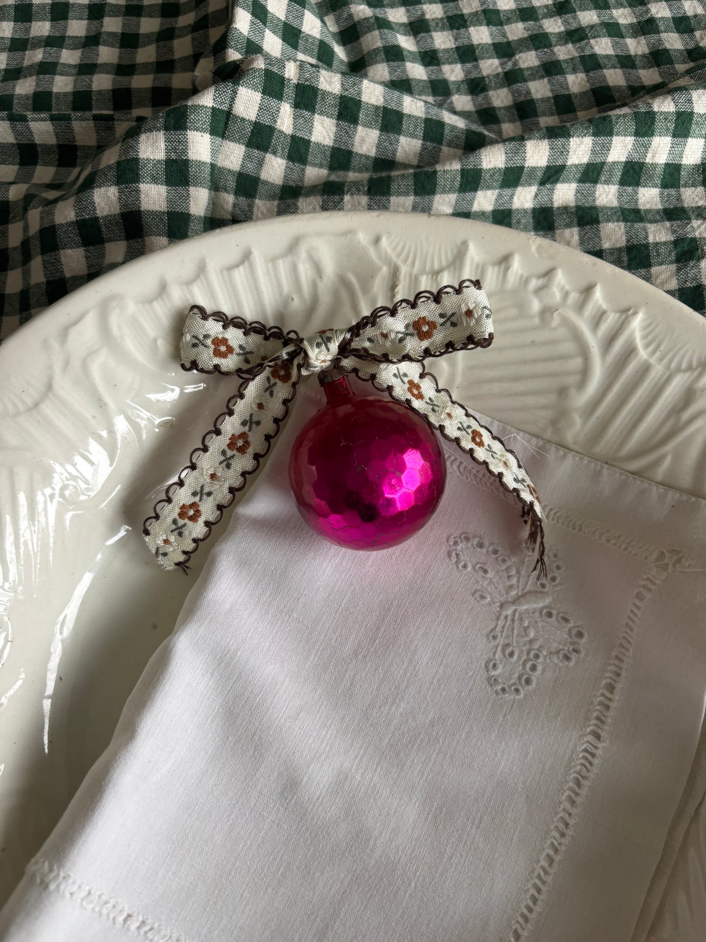 Pink vintage kugle med skæjfe