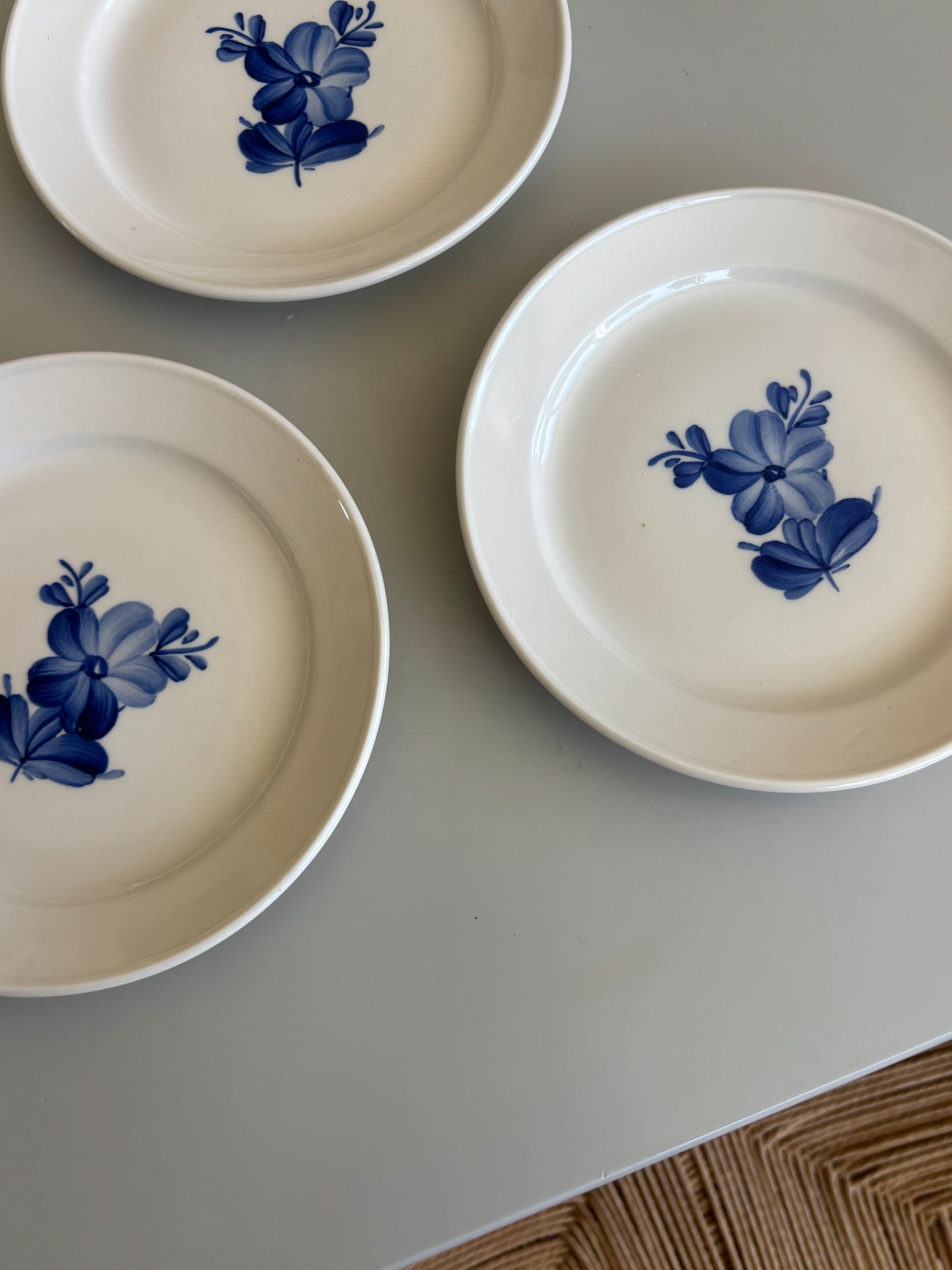Kage tallerkner med blå blomst