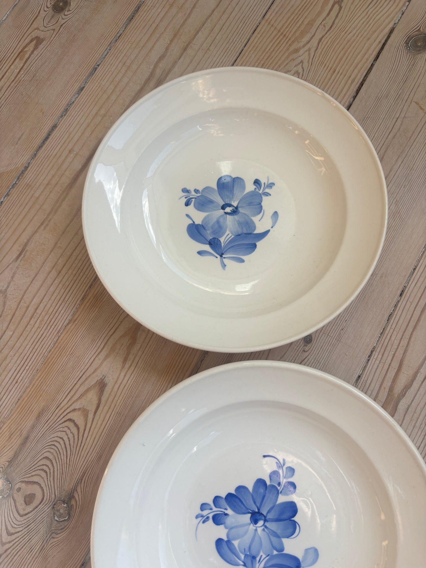 Dybe tallerkner mee blå blomst