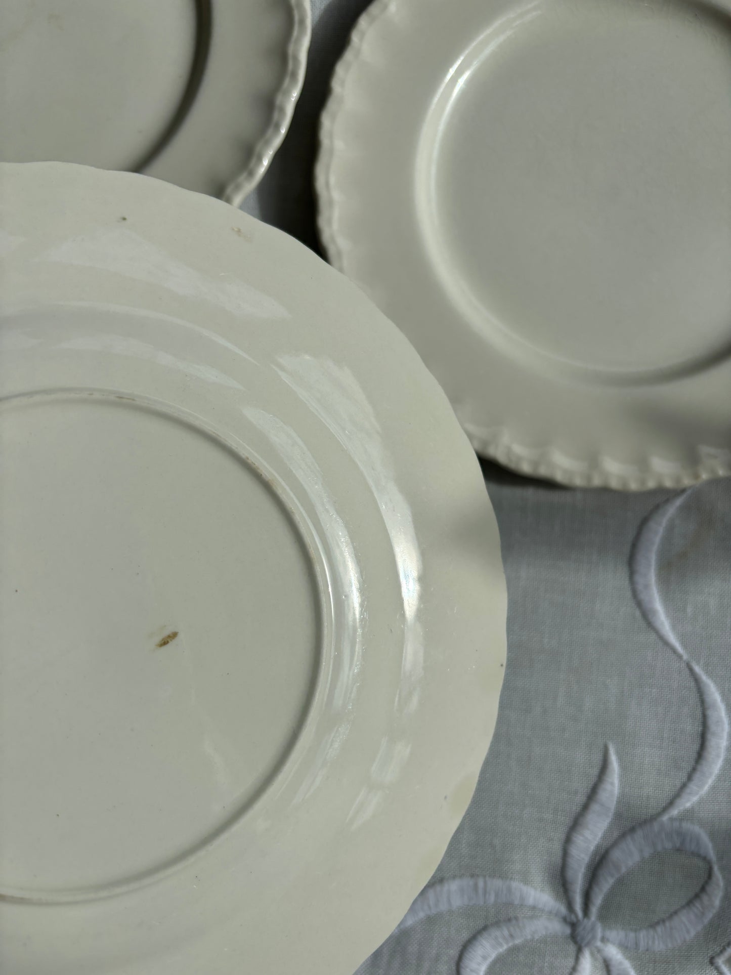 Cremefarvet frokosttallerkner