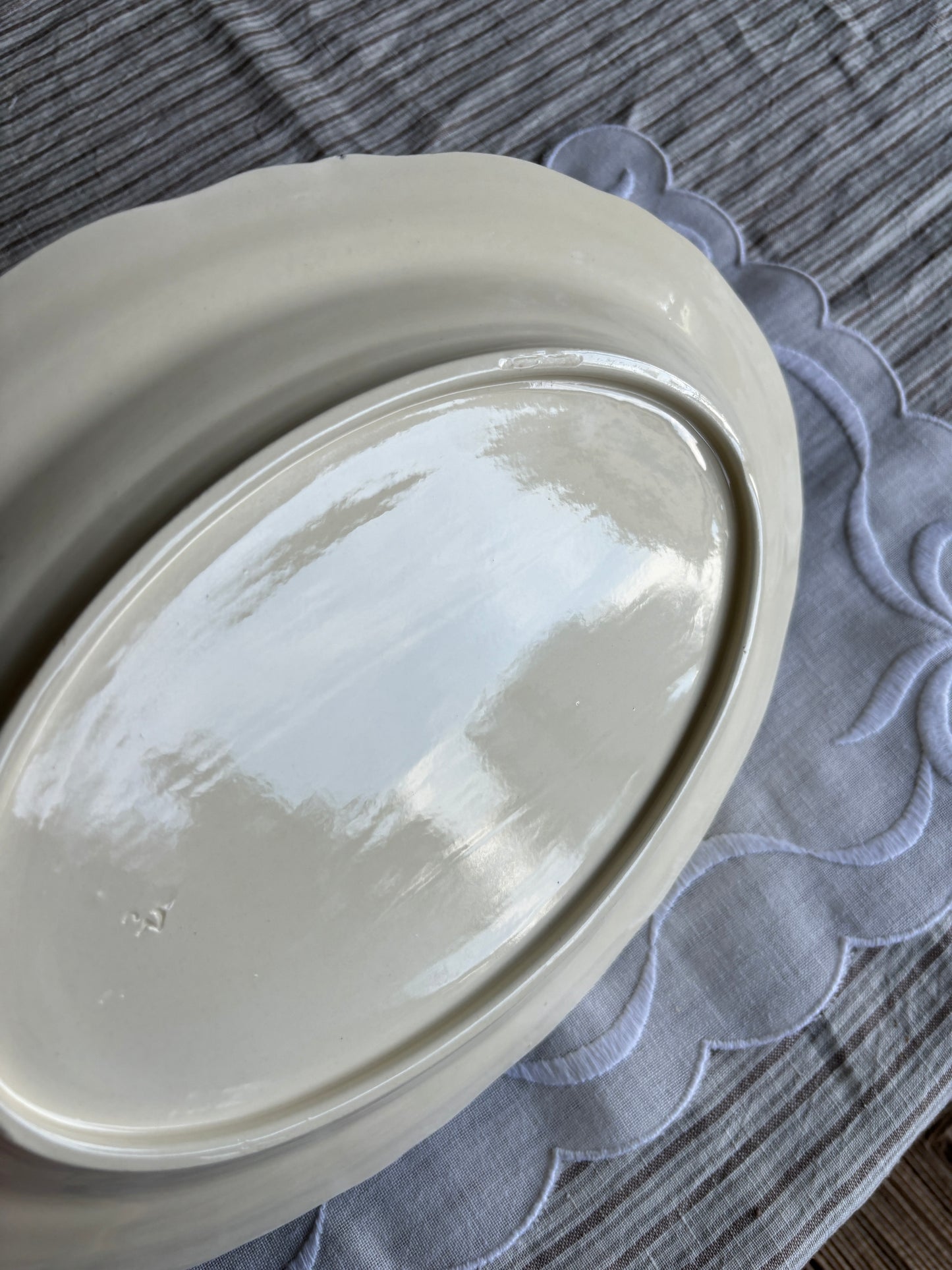 Fad med blå og brune blomster