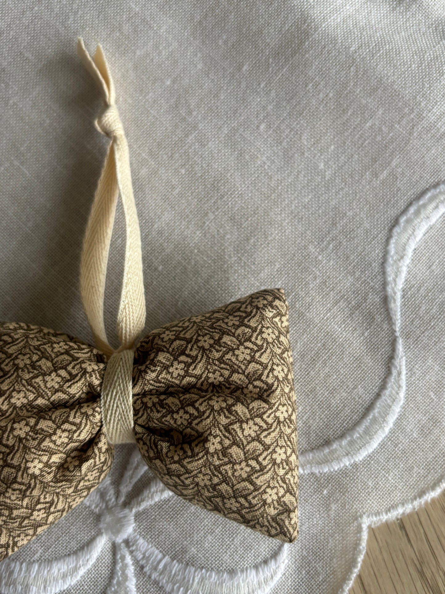 Lille håndlavet sløjfe, brun/beige