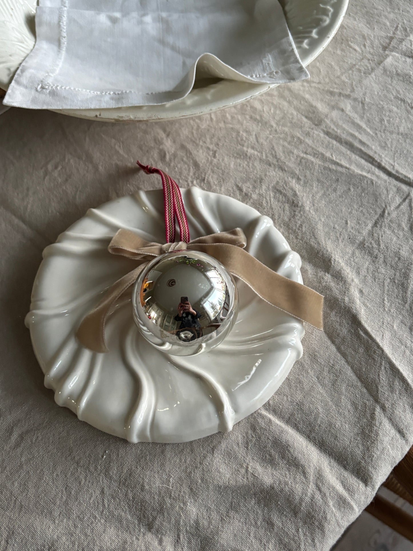 Vintage julekugle med sløjfe og bånd - beige/rød