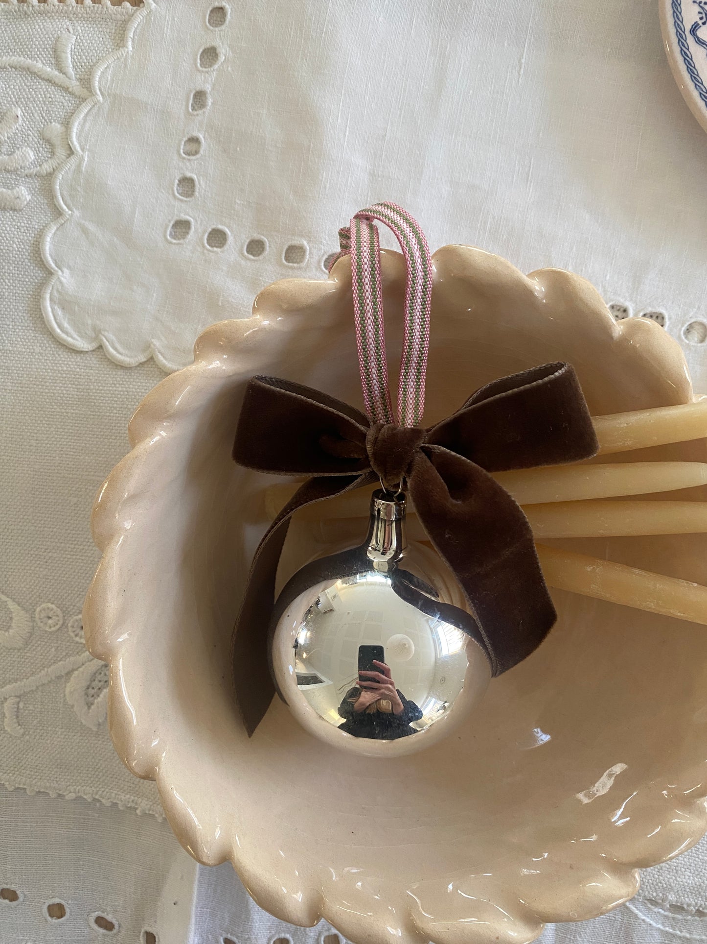 Vintage julekugle med bånd, brun/lyserød