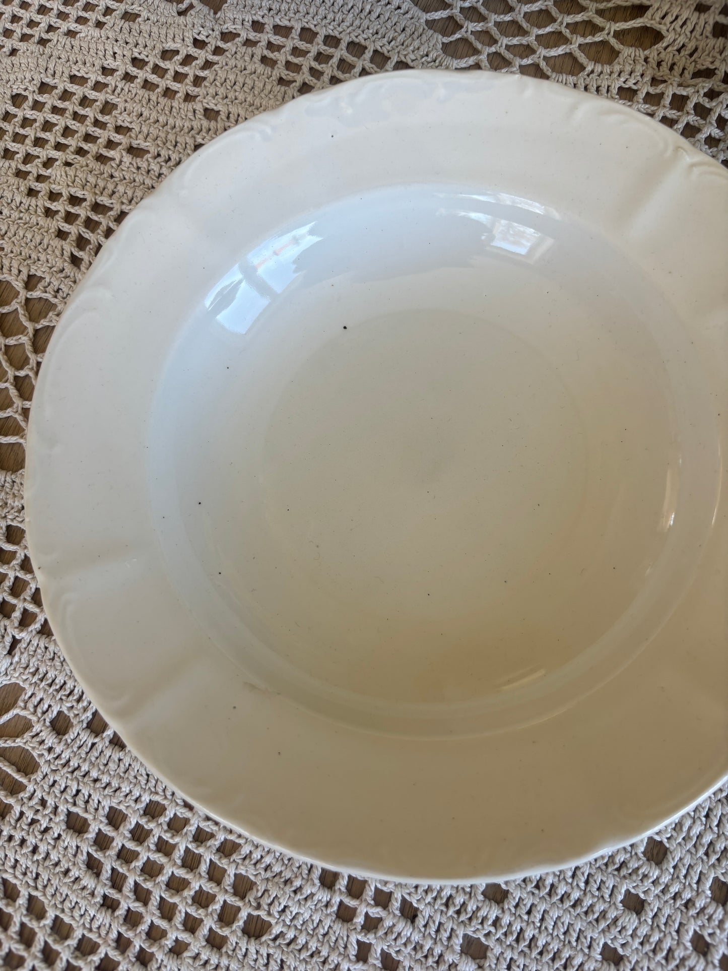 Dybe cremefarvet tallerkner