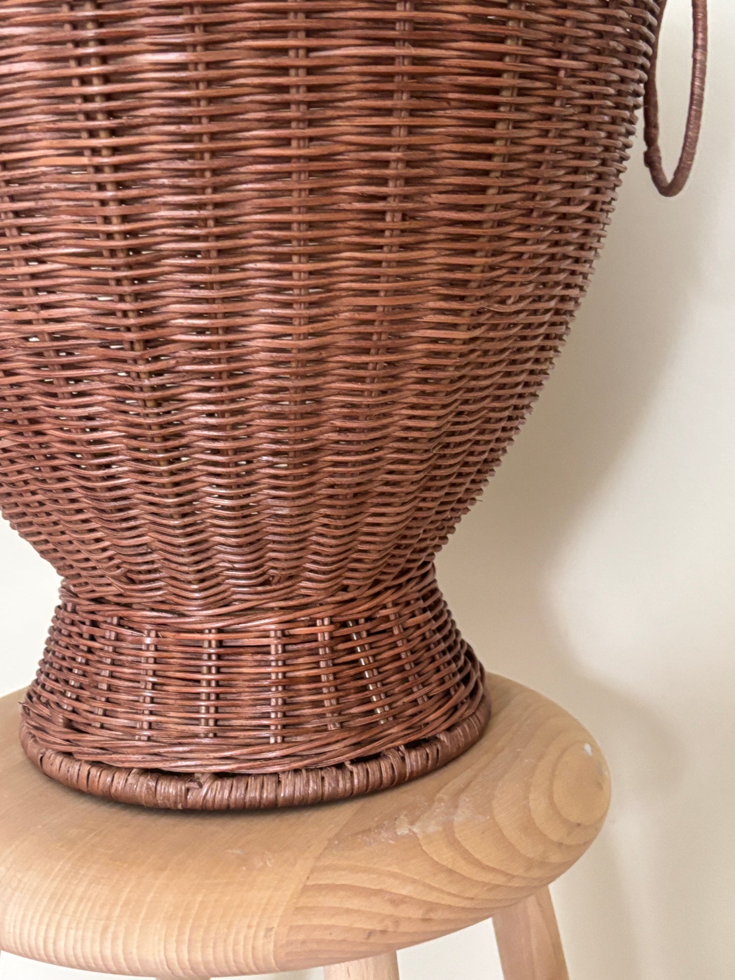 Stort brun rattan vase