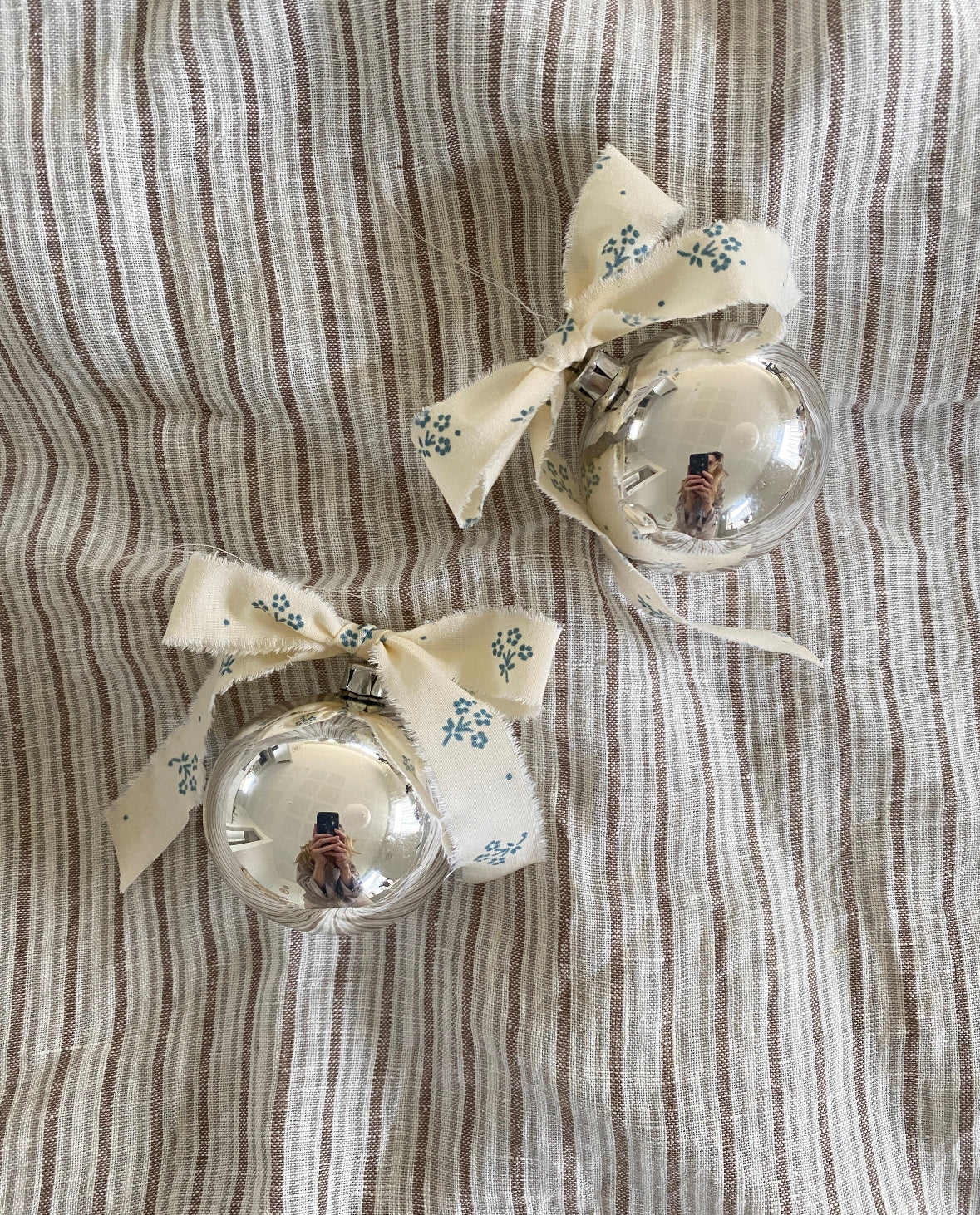 Vintage julekugle med Laura Ashley sløjfe