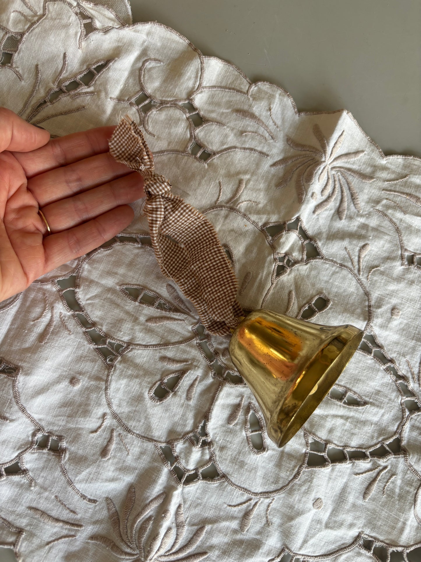 Messing klokke med ophæng