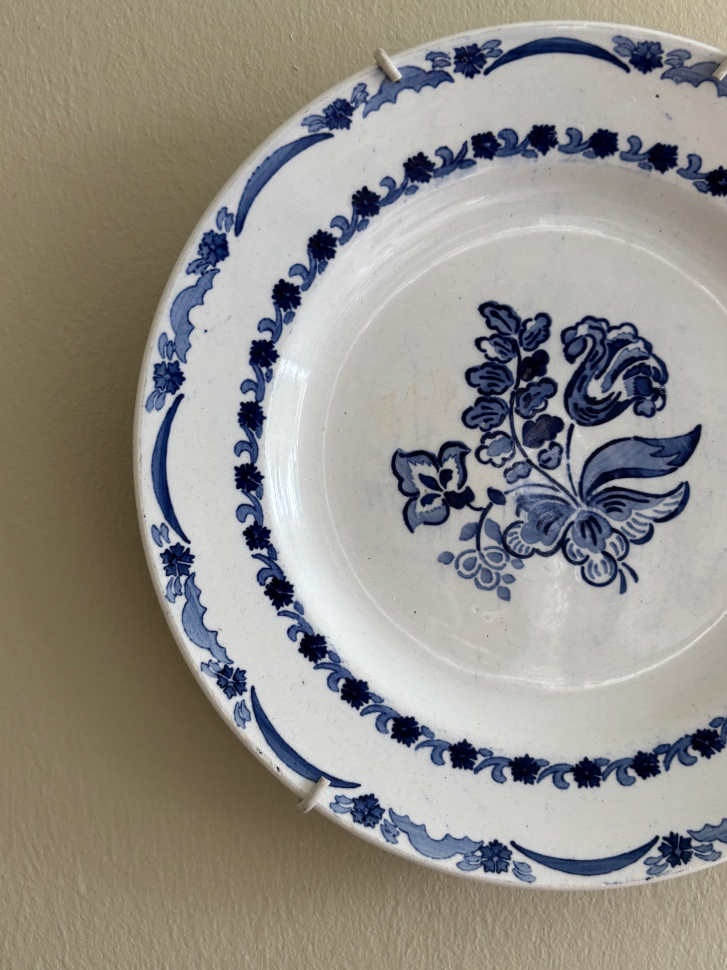 Platte med blåt motiv