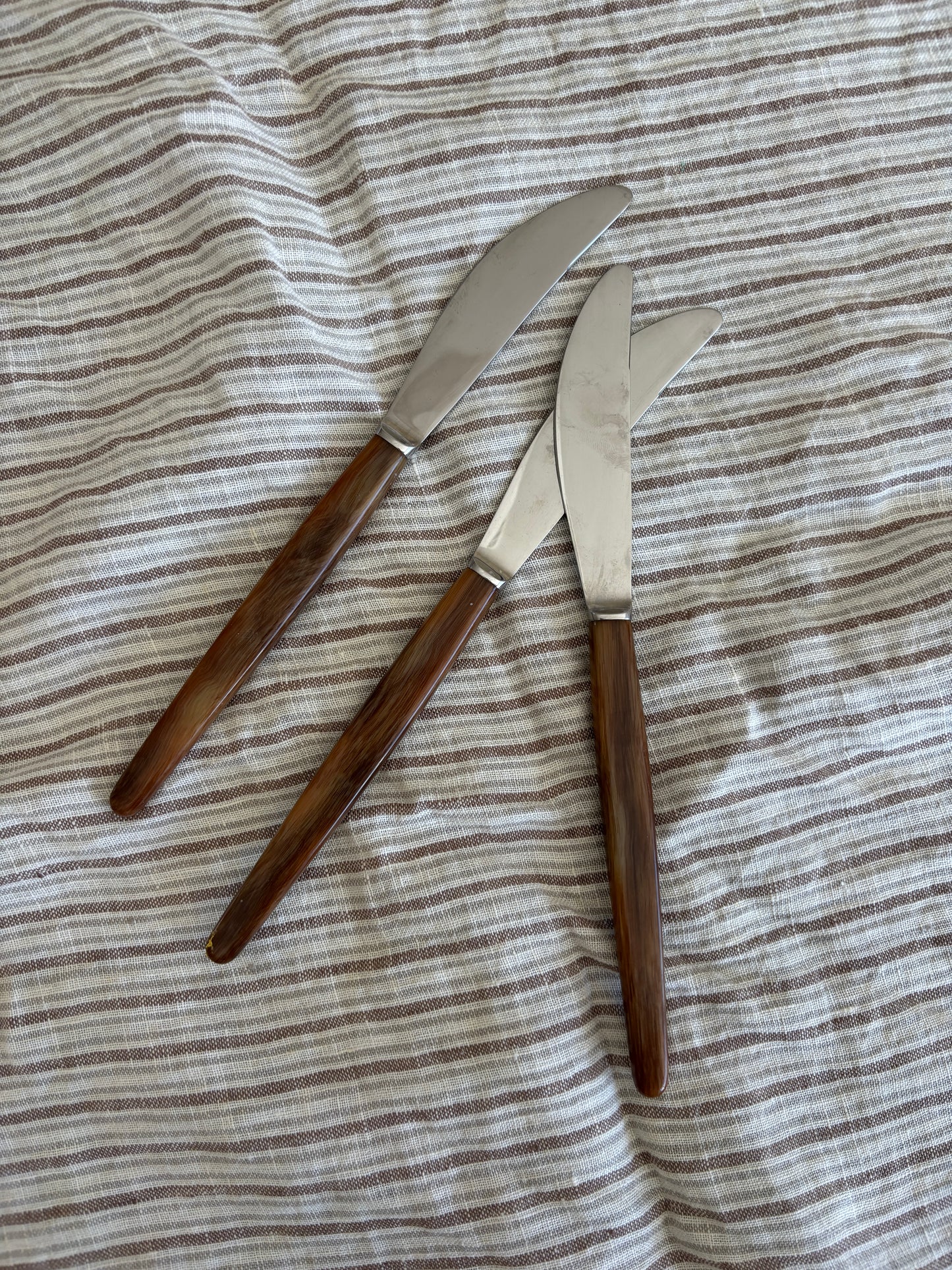 Knive med brunt skaft