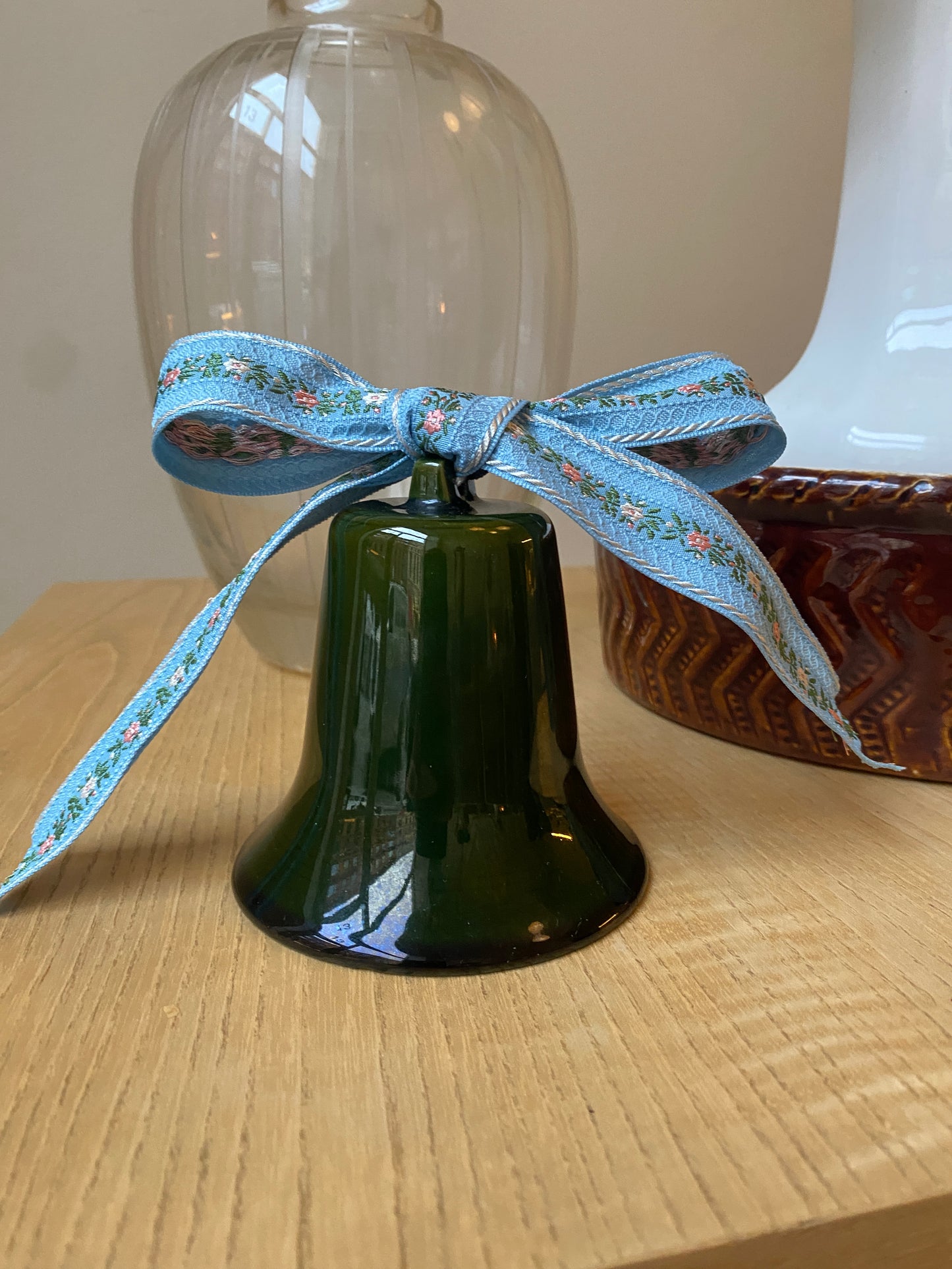 Grøn keramik juleklokke med bånd