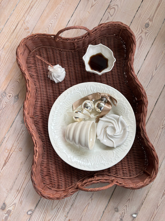 Stor bakke i mørk flet